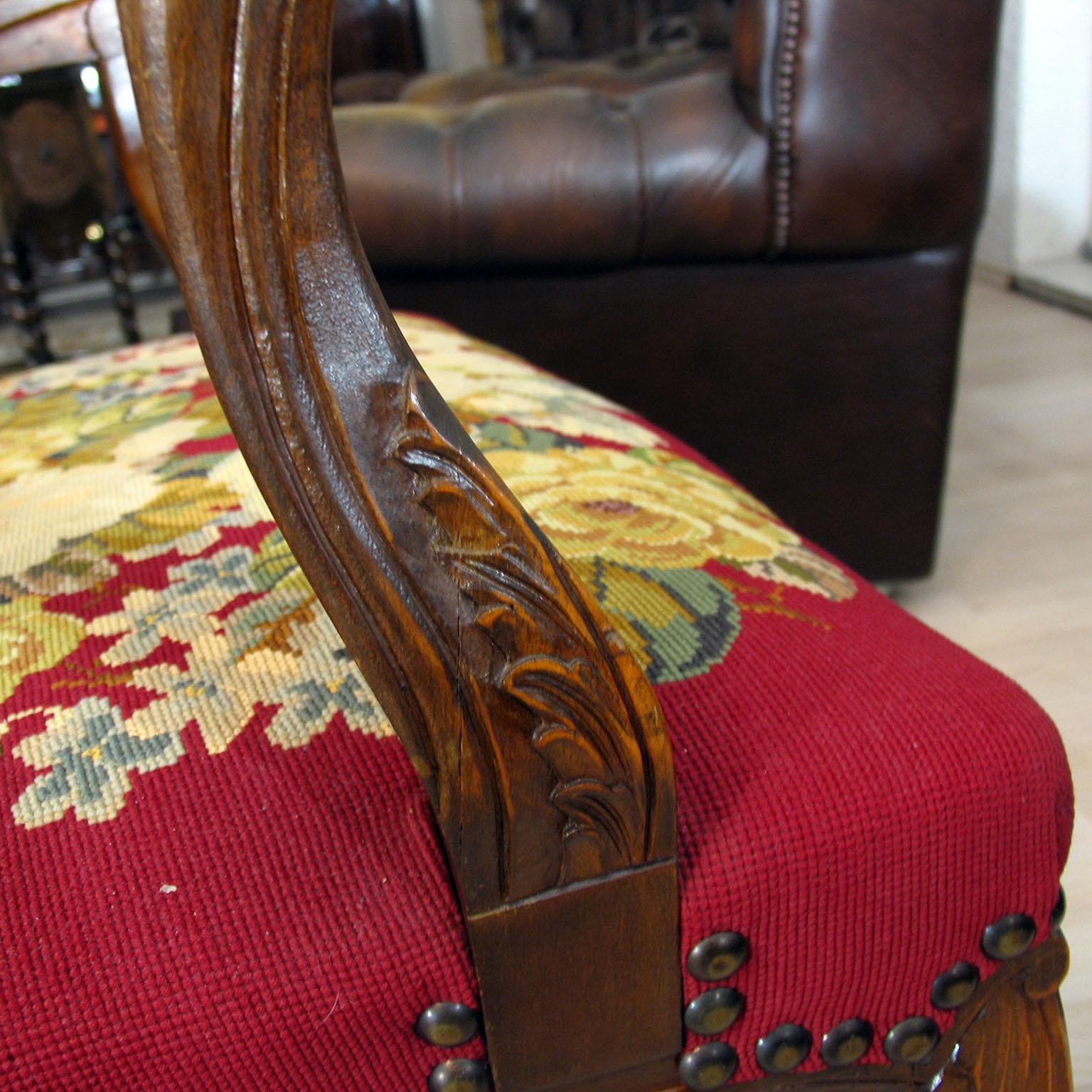 Paire de fauteuils baroques avec magnifique tapisserie brodée en vente 4