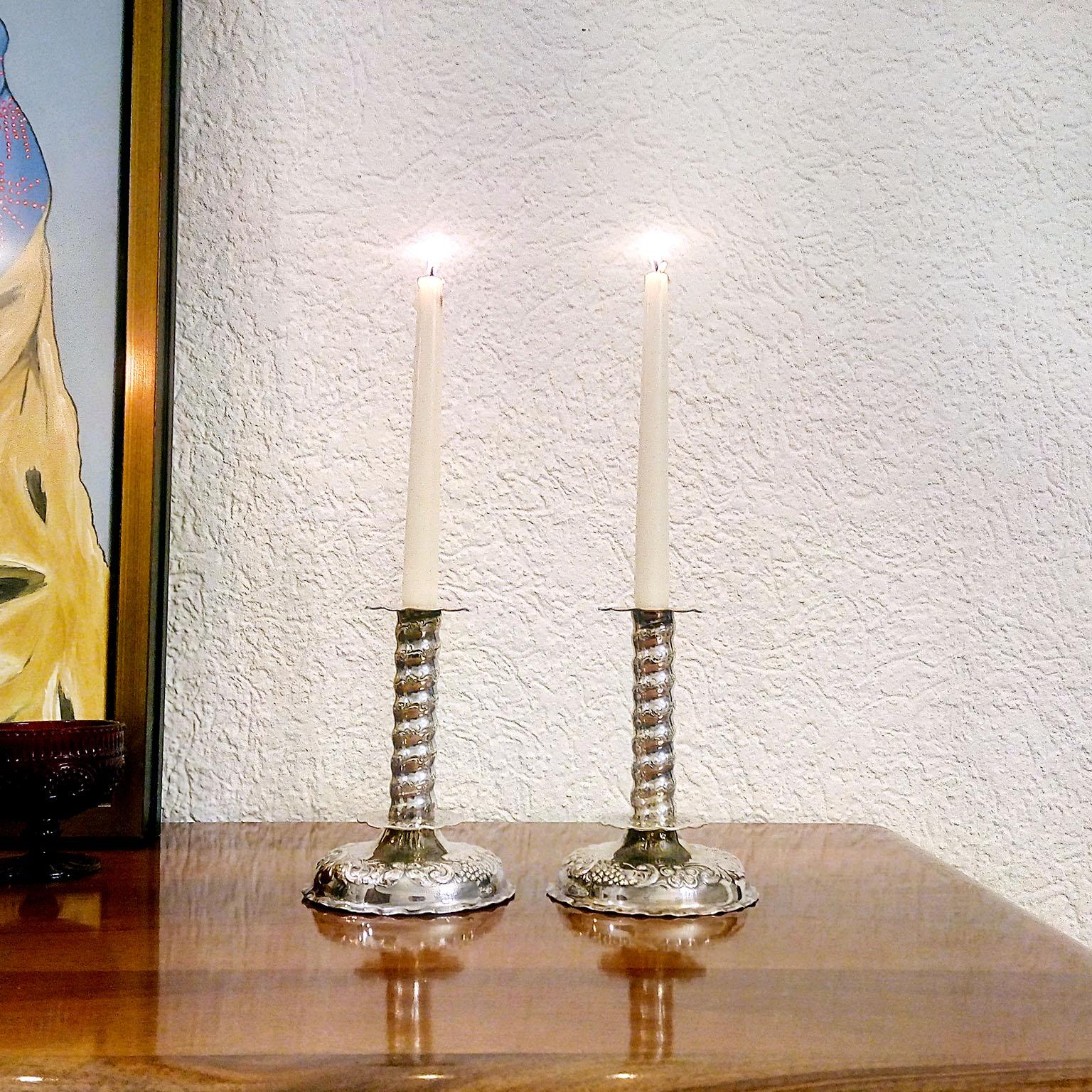 Baroque pair of silver candlesticks made by TESI, Gothenburg, 1949.
Filled stems, nicely decorated with foliage, wines and flowers, hand chiseled.
Marked on the base.
Measures: Height circa 18 cm.
Weight circa 250 g.
Very good used condition.