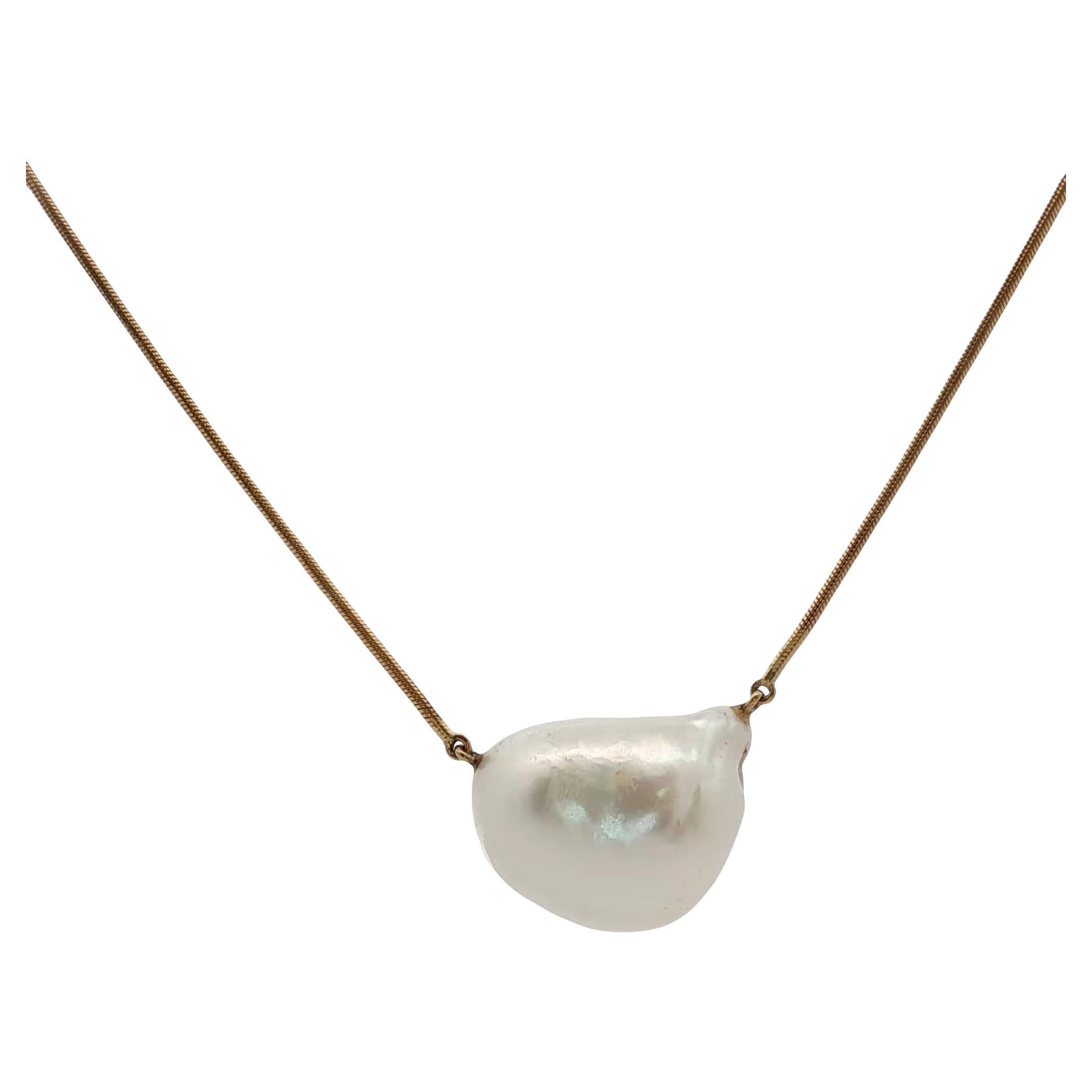 Collier pendentif contemporain en or jaune 18 carats avec perles baroques
