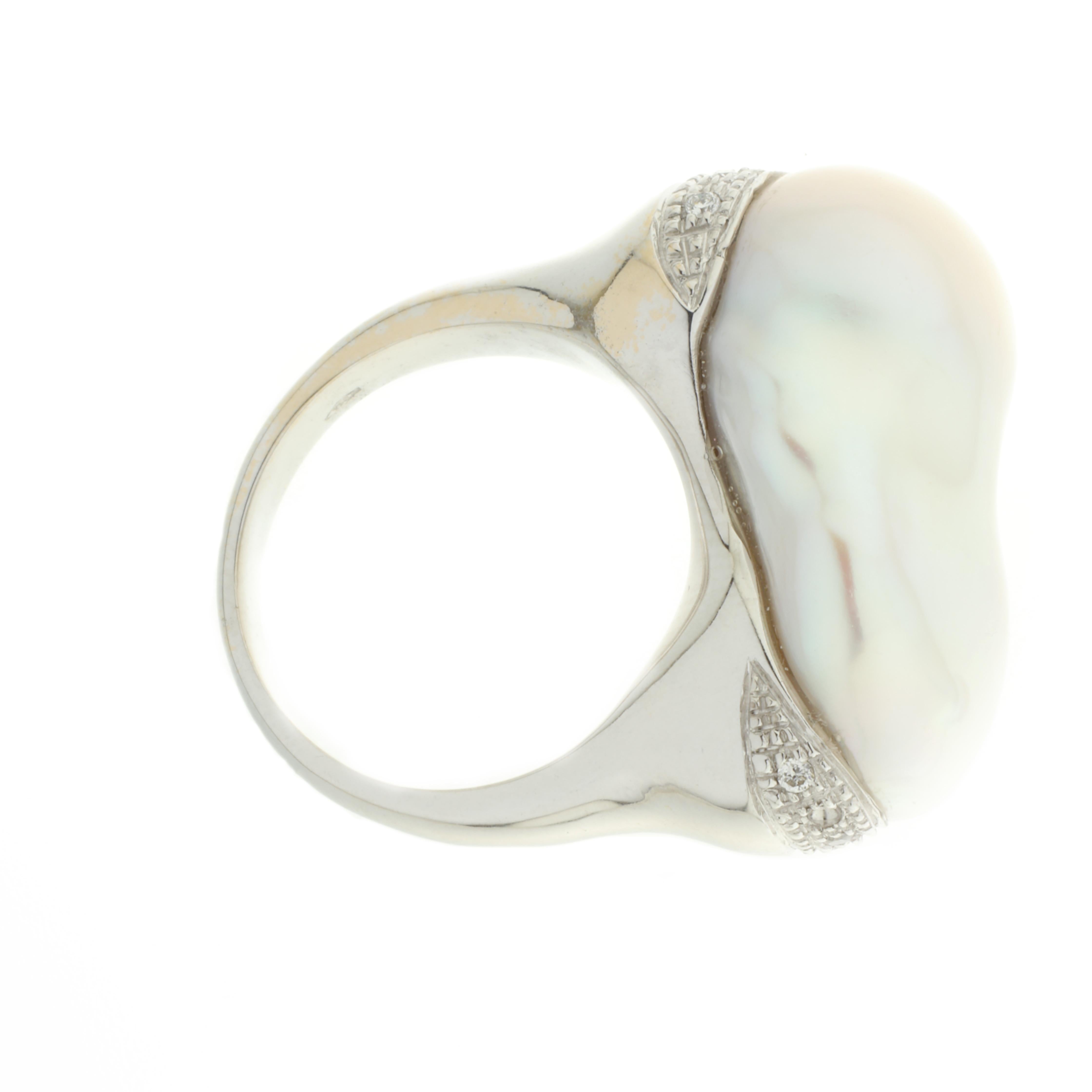 Contemporary 21st Century 18 Karat White Gold Baroque Pearl and G VS Diamond Cocktail Ring For Sale