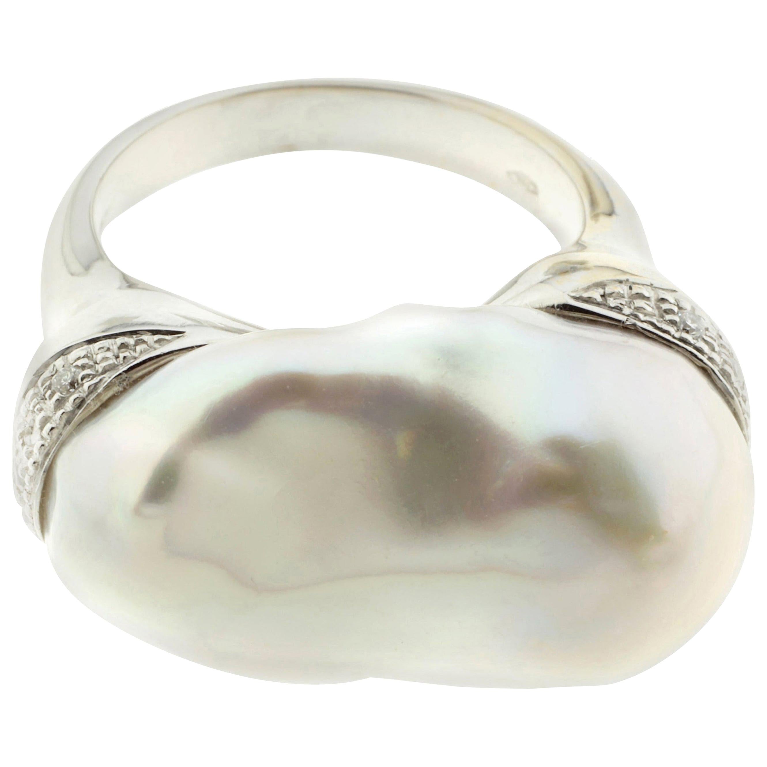 21st Century 18 Karat White Gold Baroque Pearl and G VS Diamond Cocktail Ring For Sale