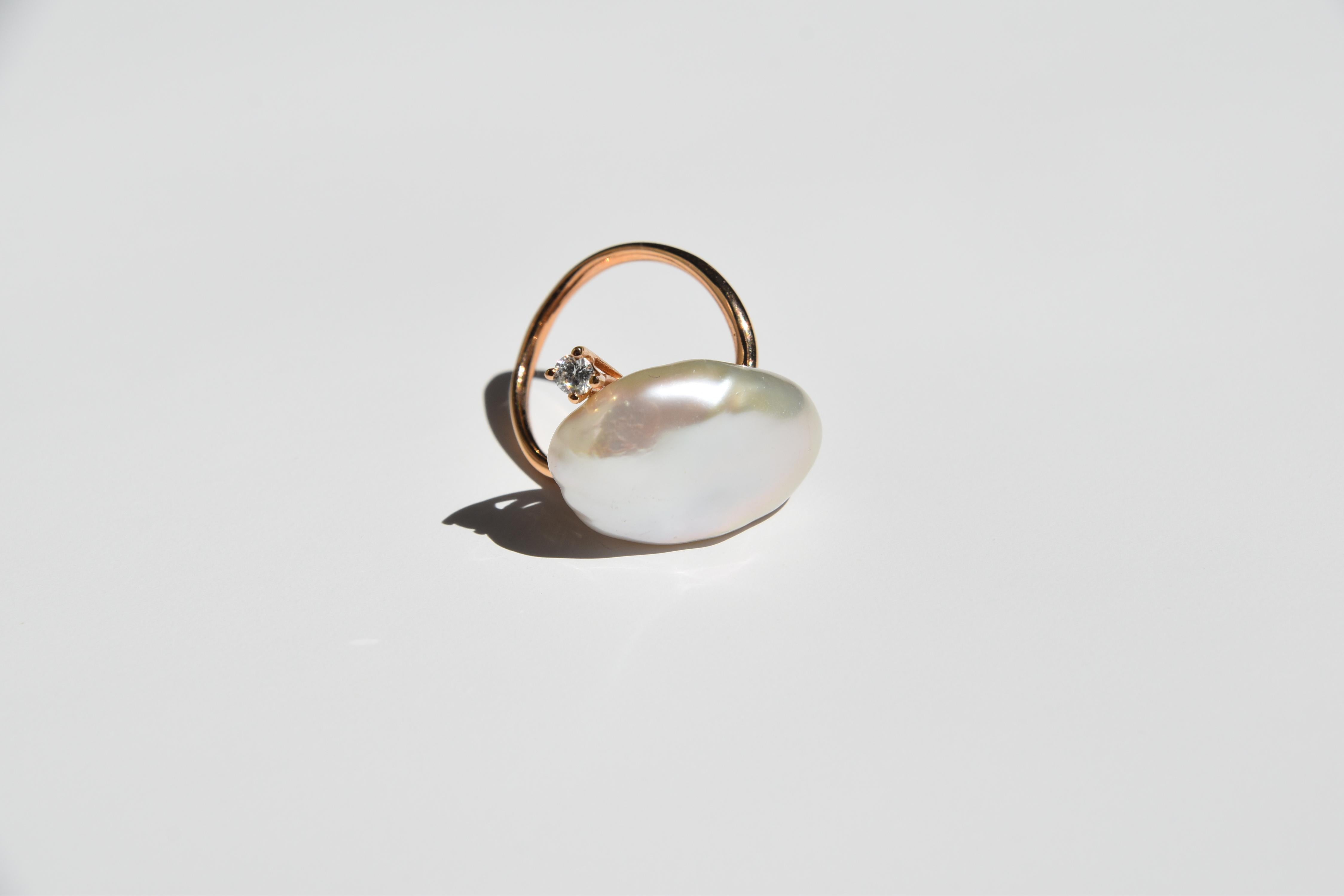 Ein auffälliger, moderner Ring mit Süßwasser-Barockperlen und einem Diamanten im Brillantschliff, gefasst in 18 Karat Gold. Gewicht des Diamanten 0,10cts. 

14mm mit 18kt Weißgold und 0,10cts Diamanten

Datum: circa 21. Jahrhundert
Größe: US