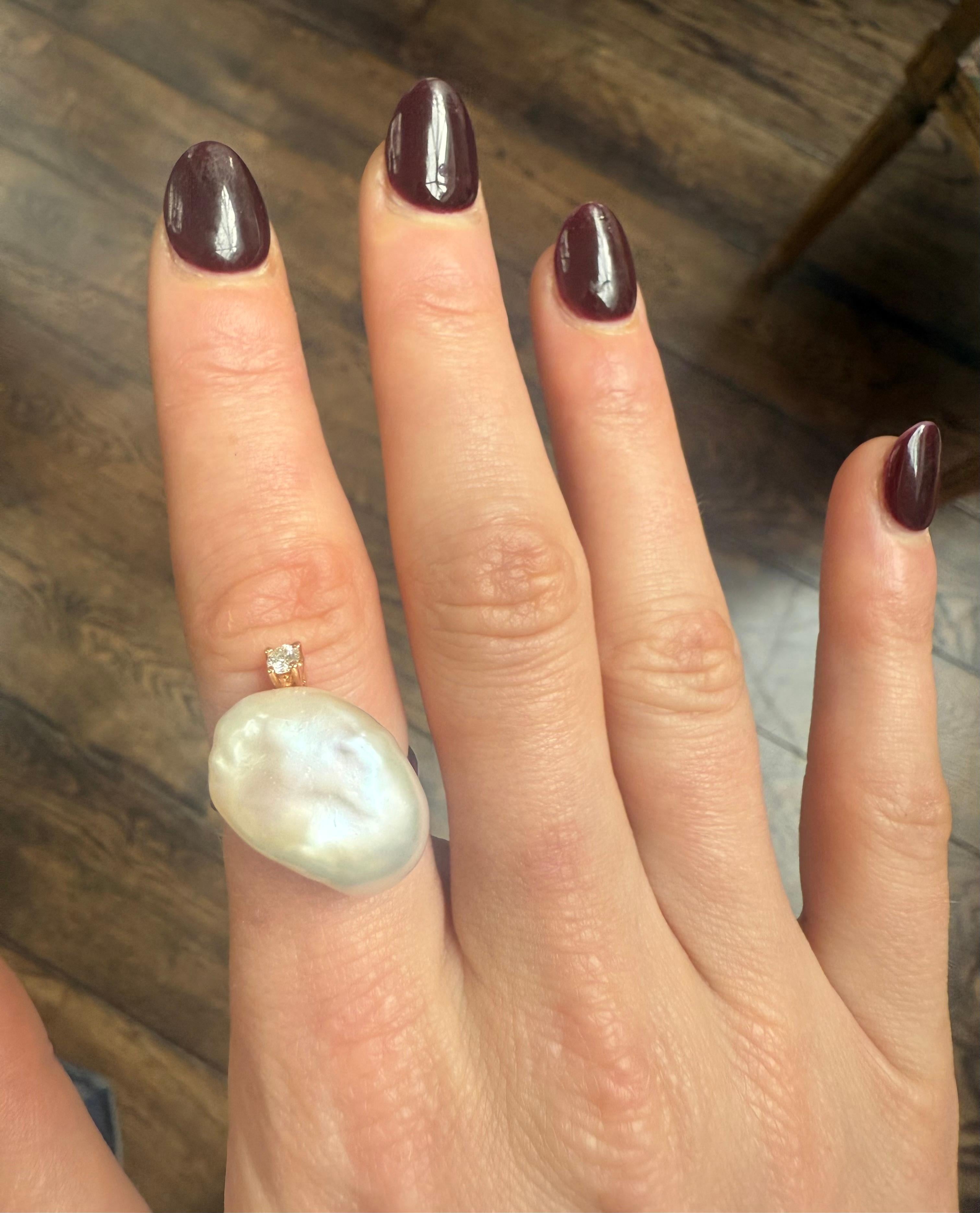 Contemporaneo Anello barocco con perle e diamanti in vendita