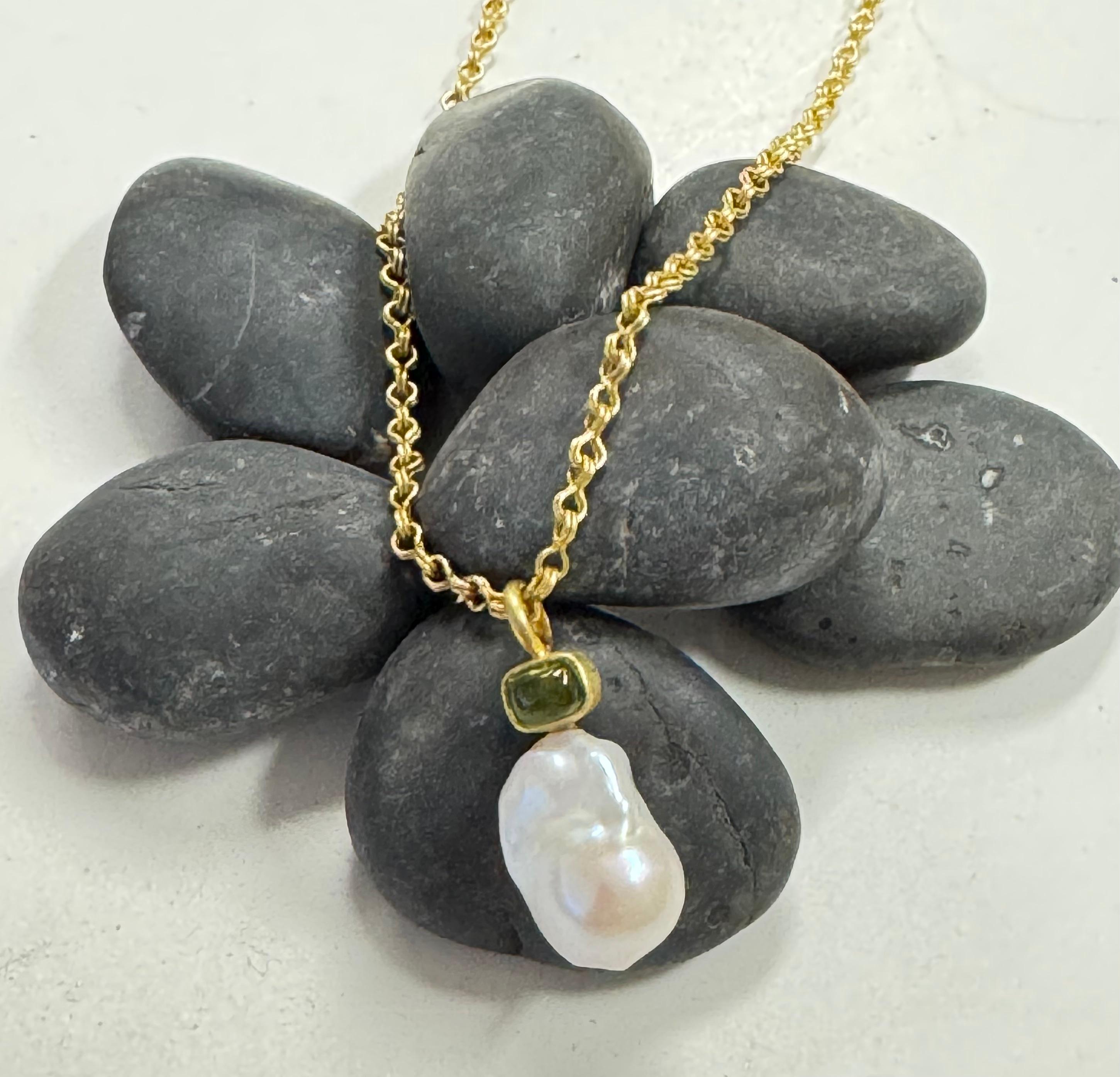 Artigiano Ciondolo-charm barocco in perle e tormalina verde in vendita