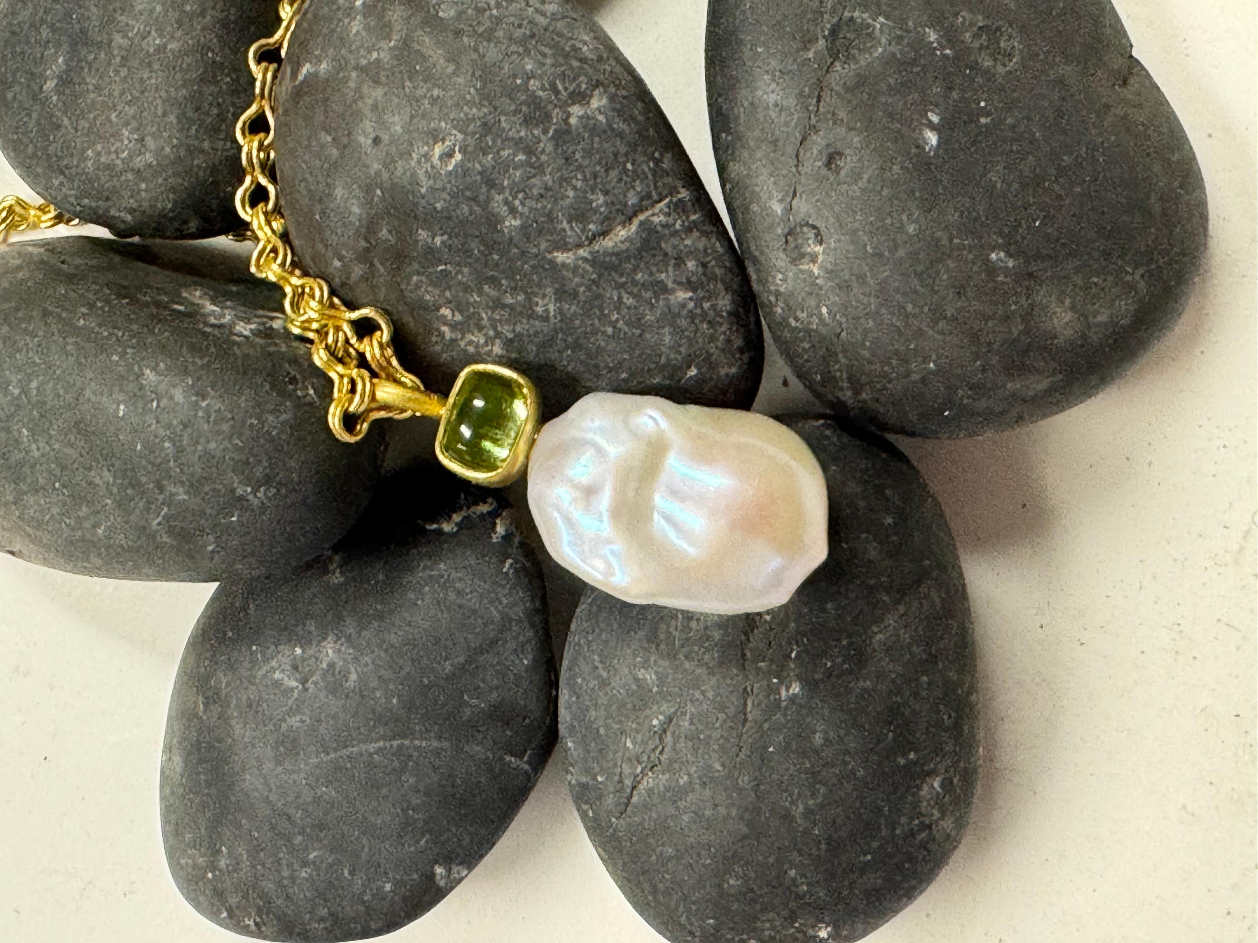 Cabochon Ciondolo-charm barocco in perle e tormalina verde in vendita