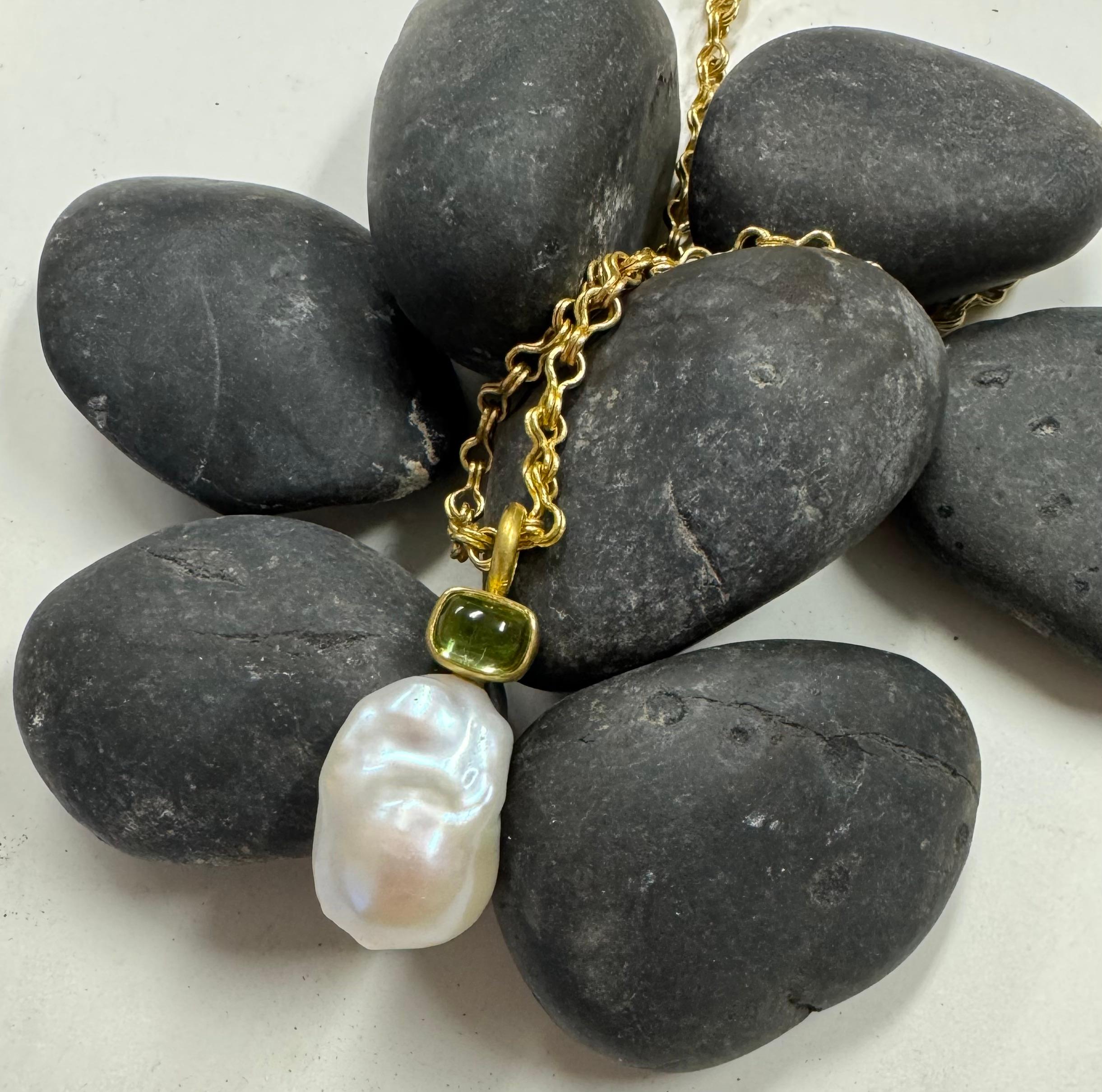 Ciondolo-charm barocco in perle e tormalina verde In condizioni Nuovo in vendita a New York, NY