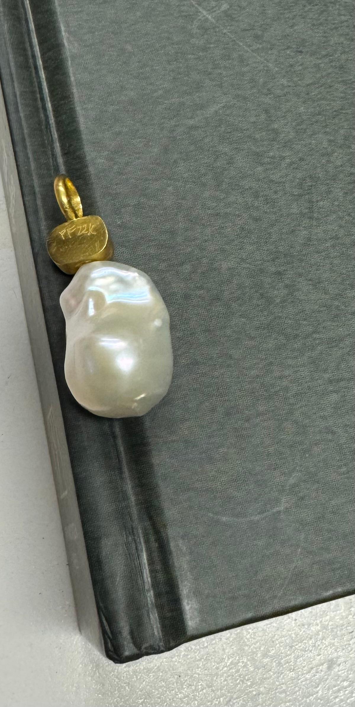 Donna Ciondolo-charm barocco in perle e tormalina verde in vendita