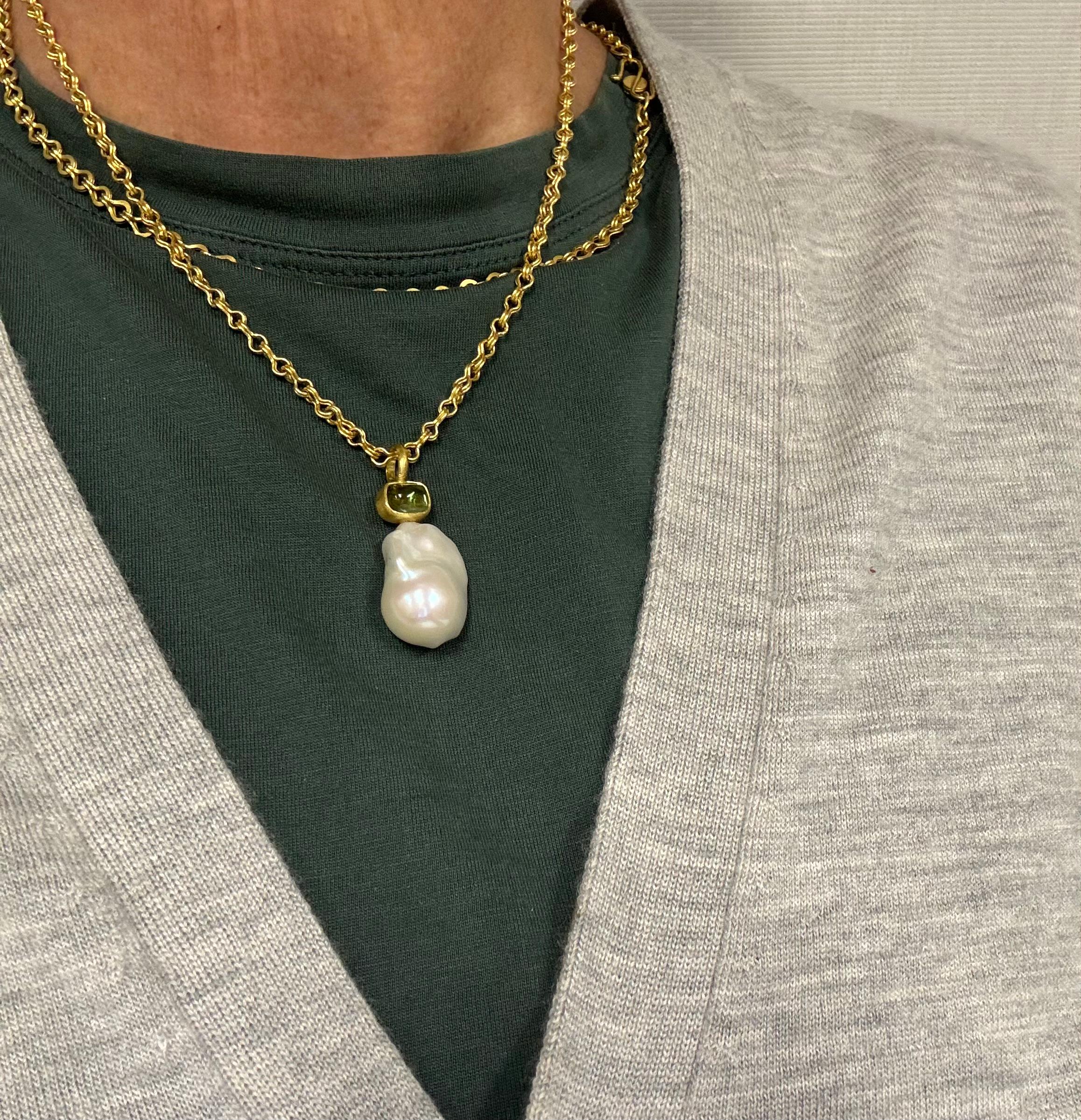 Ciondolo-charm barocco in perle e tormalina verde in vendita 1