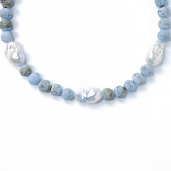 Collier de perles baroques et de perles en céramique bleues, pièce unique