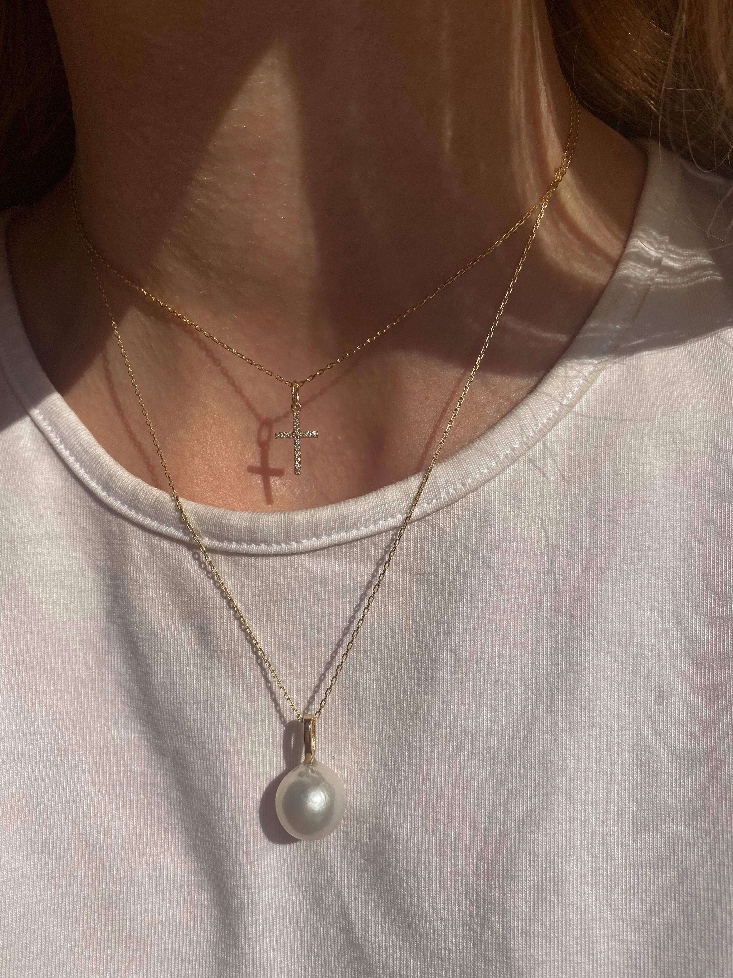 Contemporain Breloque perle baroque, or 18 carats en vente