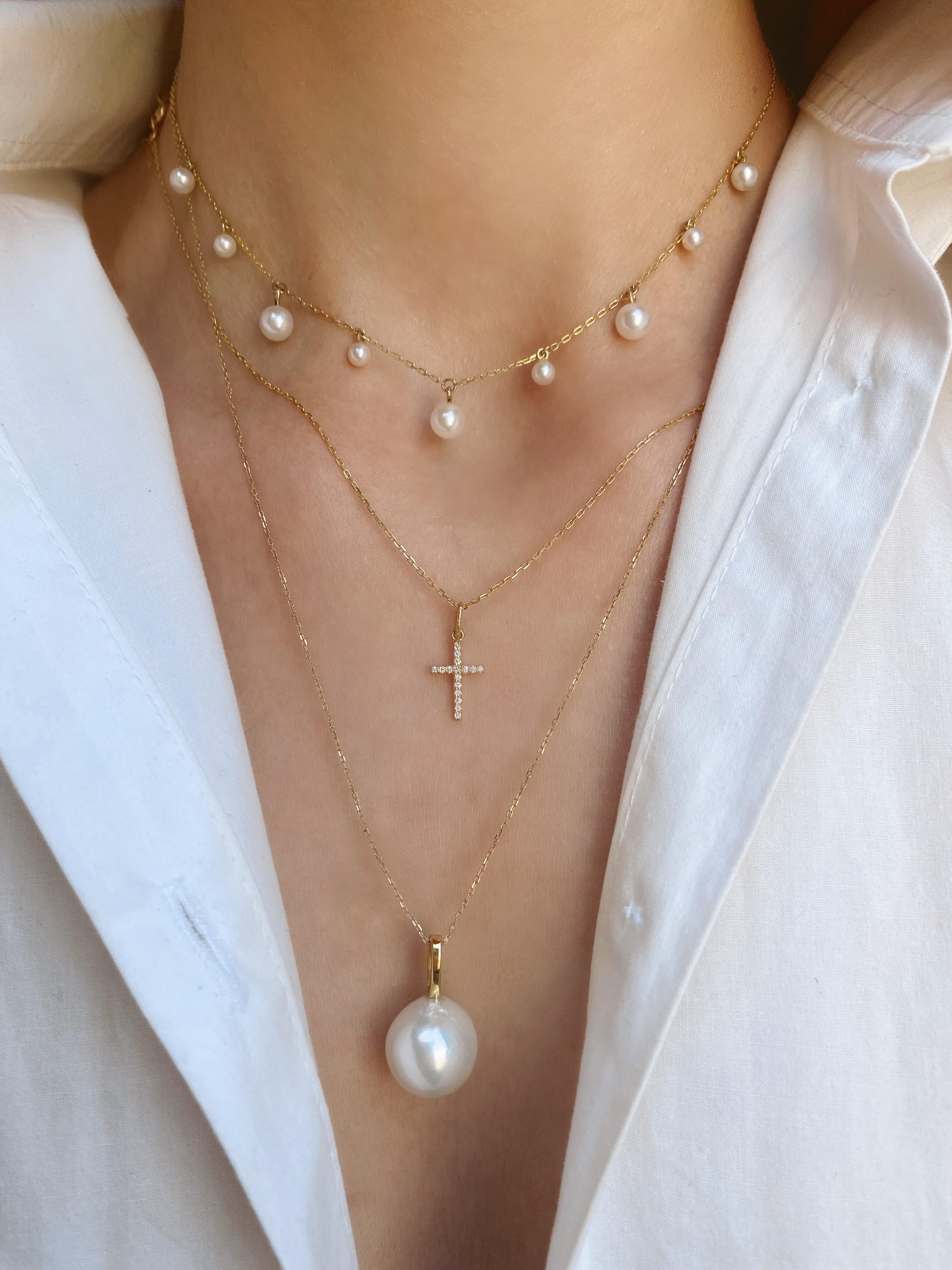 Taille poire Breloque perle baroque, or 18 carats en vente