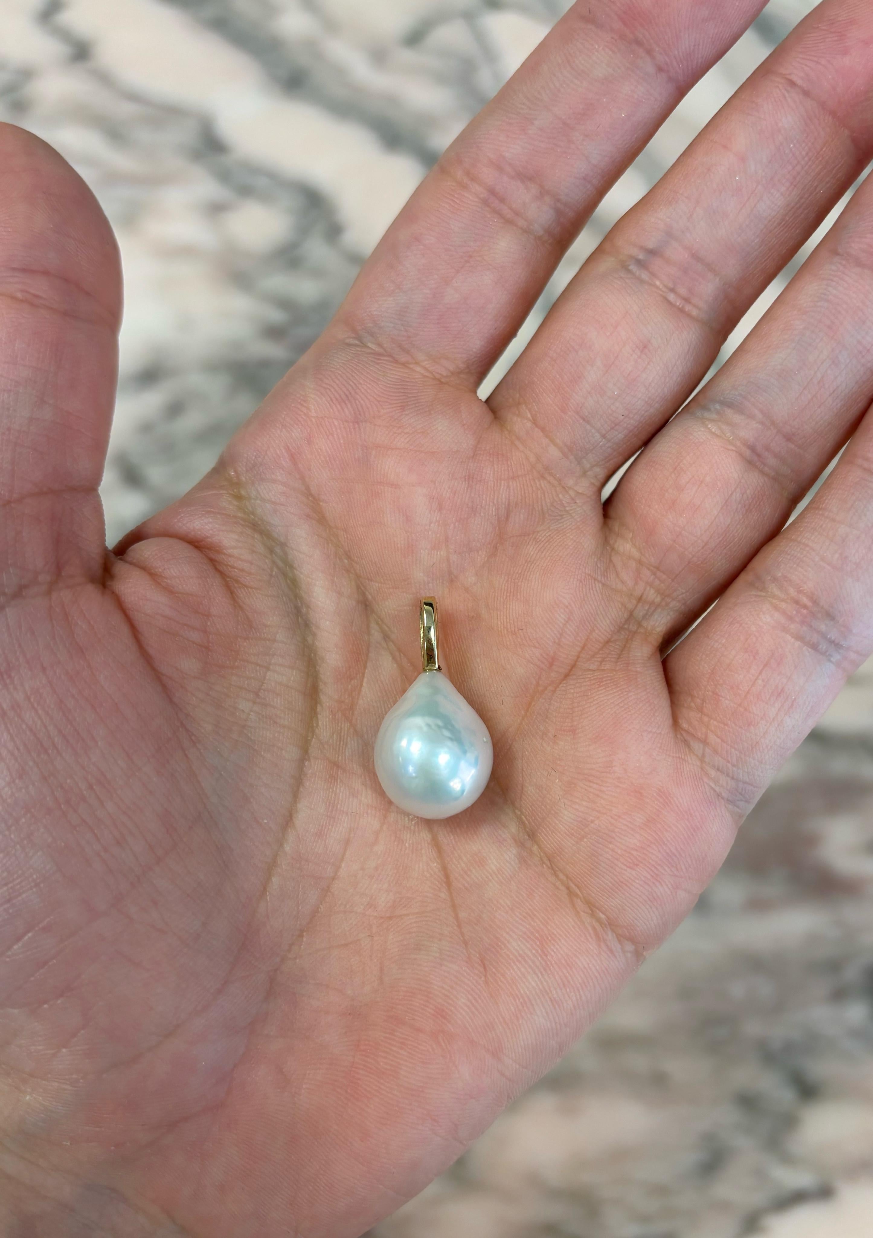 Taglio a goccia Charm barocco con perle, oro 18 carati in vendita