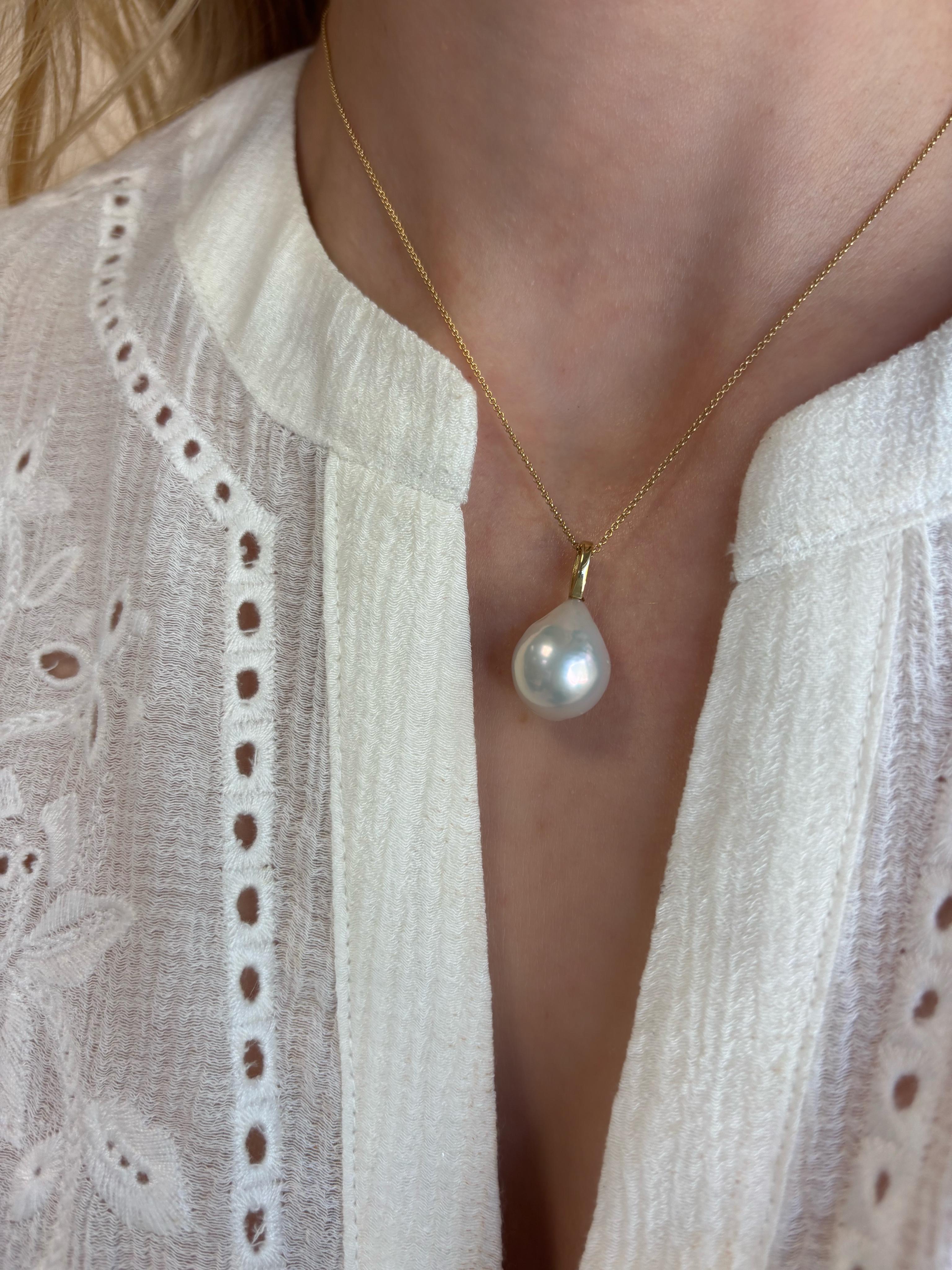 Contemporaneo Charm barocco con perle, oro 18 carati in vendita