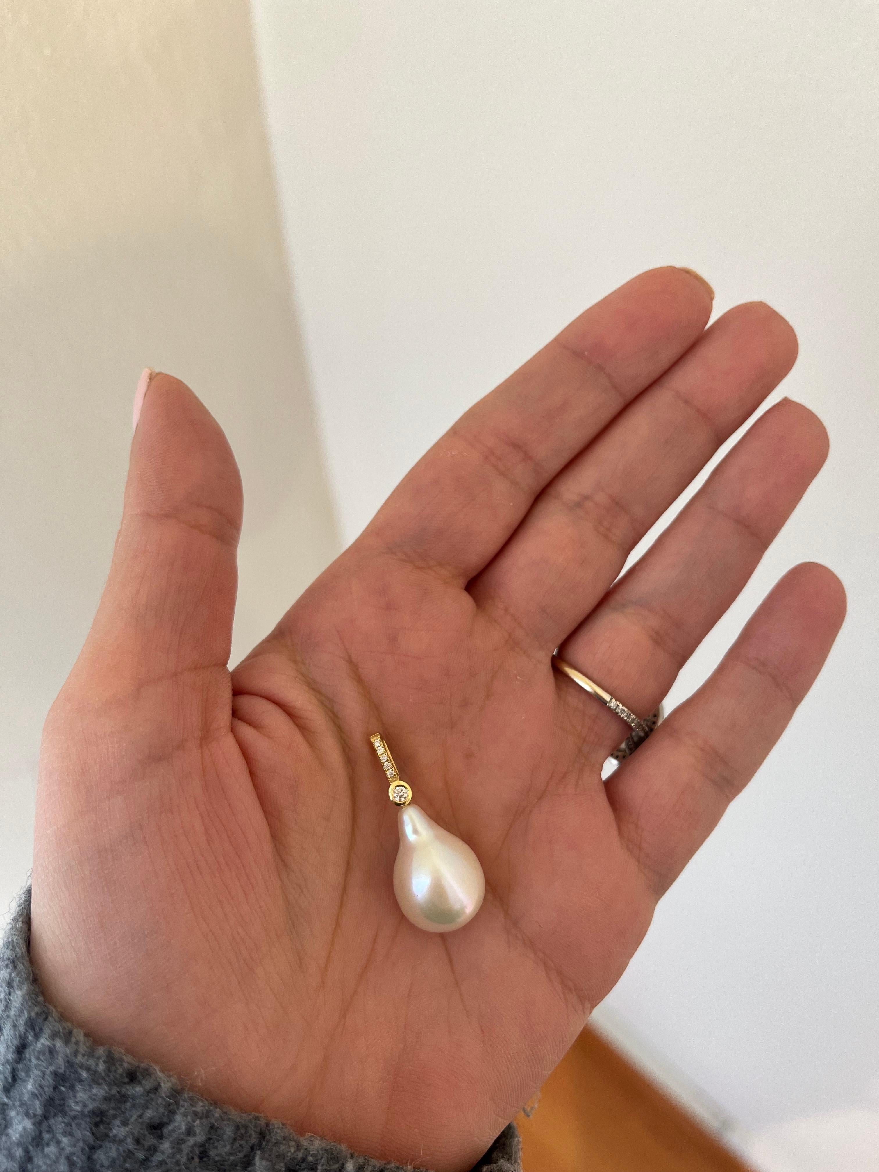 Baroque pearl charm with diamonds, 18K Gold In New Condition For Sale In Nicosia, CY