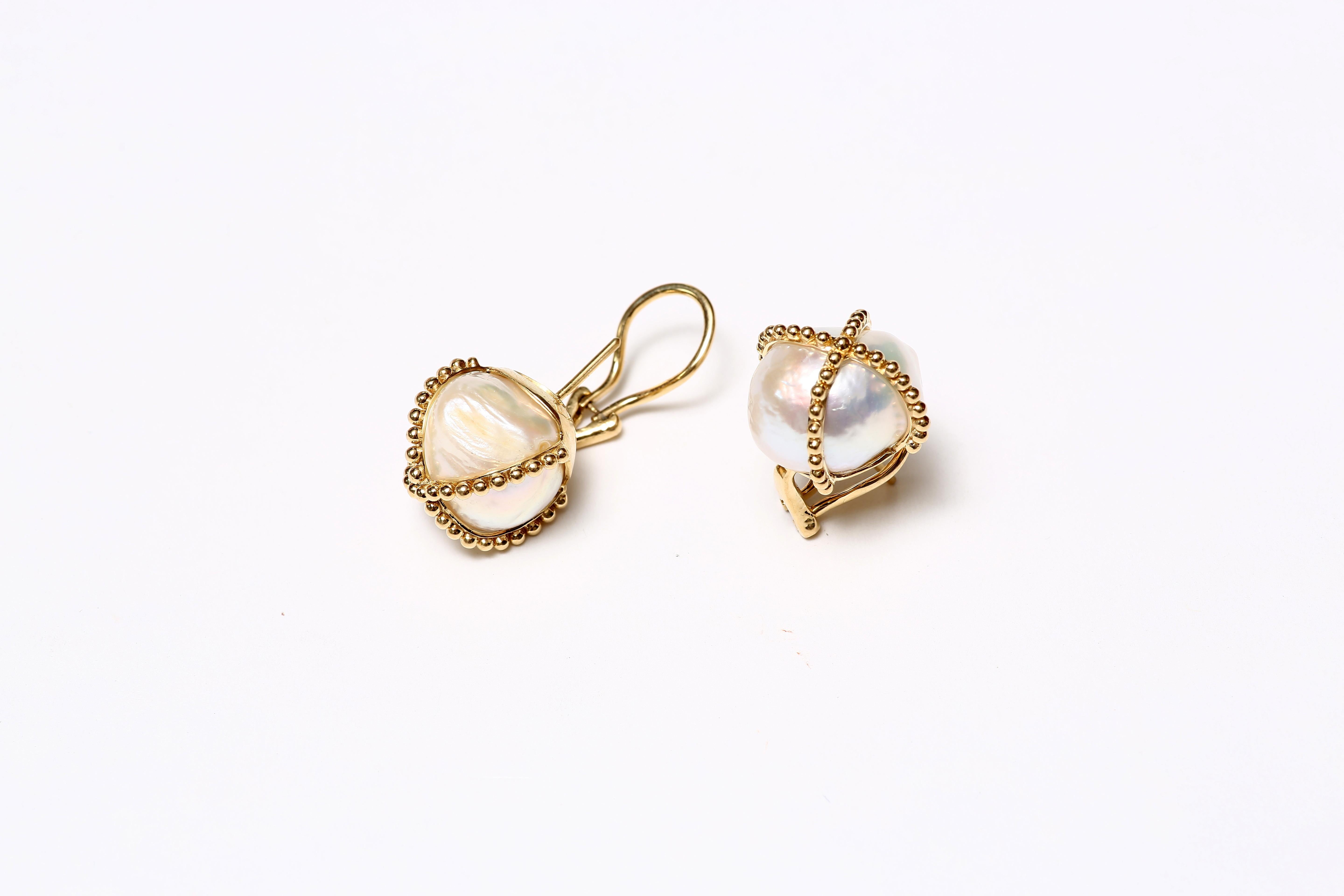 A fine pair of batoque pearl earrings designed with 18K gold twisted vine cross wrapped around the pearl. The posts & clips are 18K gold.  

Designed by AMANDA CLARK for Altfield, our collection focuses on natures most lovely materials such as
