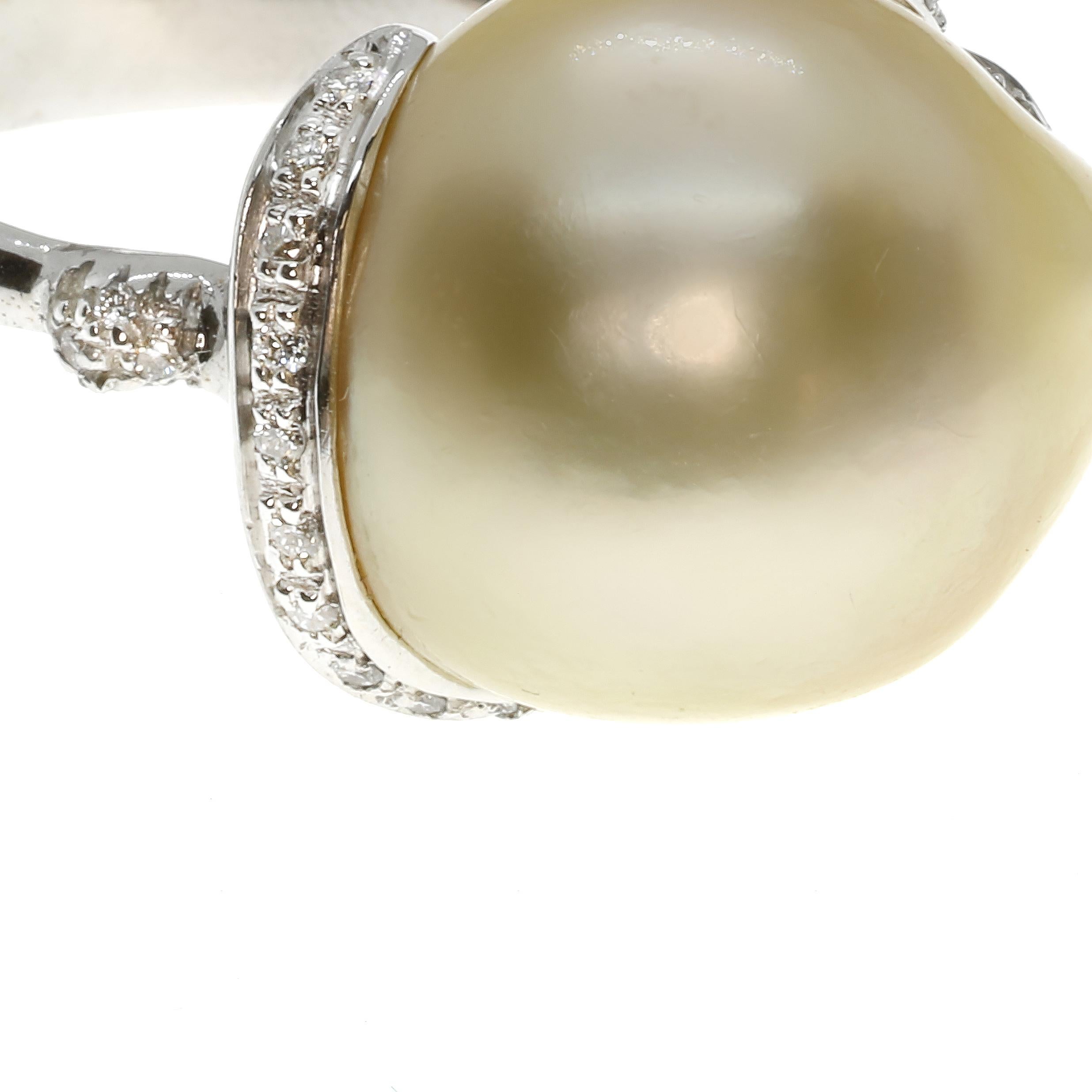 Cette magnifique bague cocktail asymétrique présente une perle australienne lumineuse de 31 carats encadrée de diamants blancs et sertie en or blanc 18 carats. Fabriquée à la main selon des méthodes traditionnelles, cette pièce singulière a été