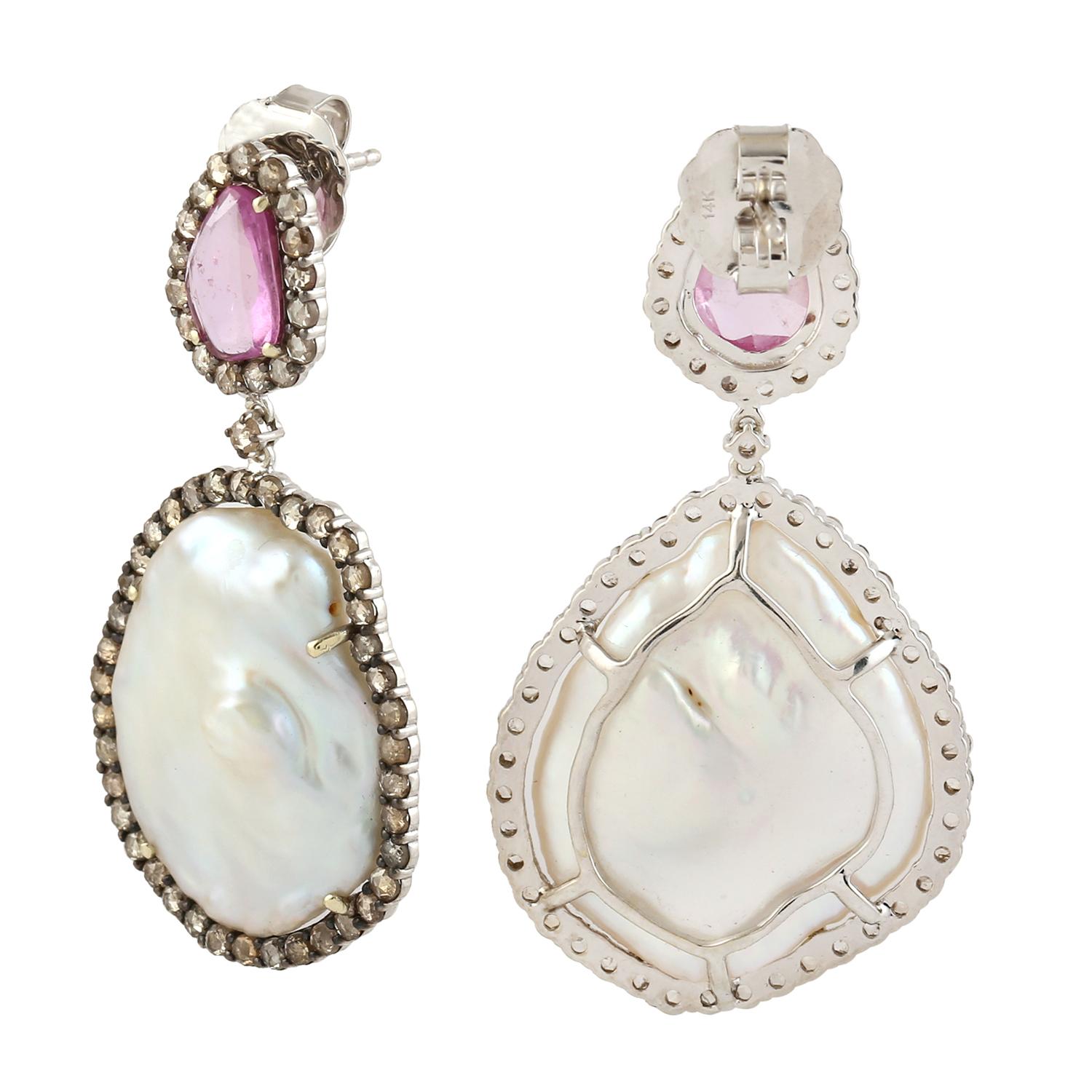 Artigiano Orecchini barocchi con perle, zaffiri rosa e diamanti in oro 14k in vendita