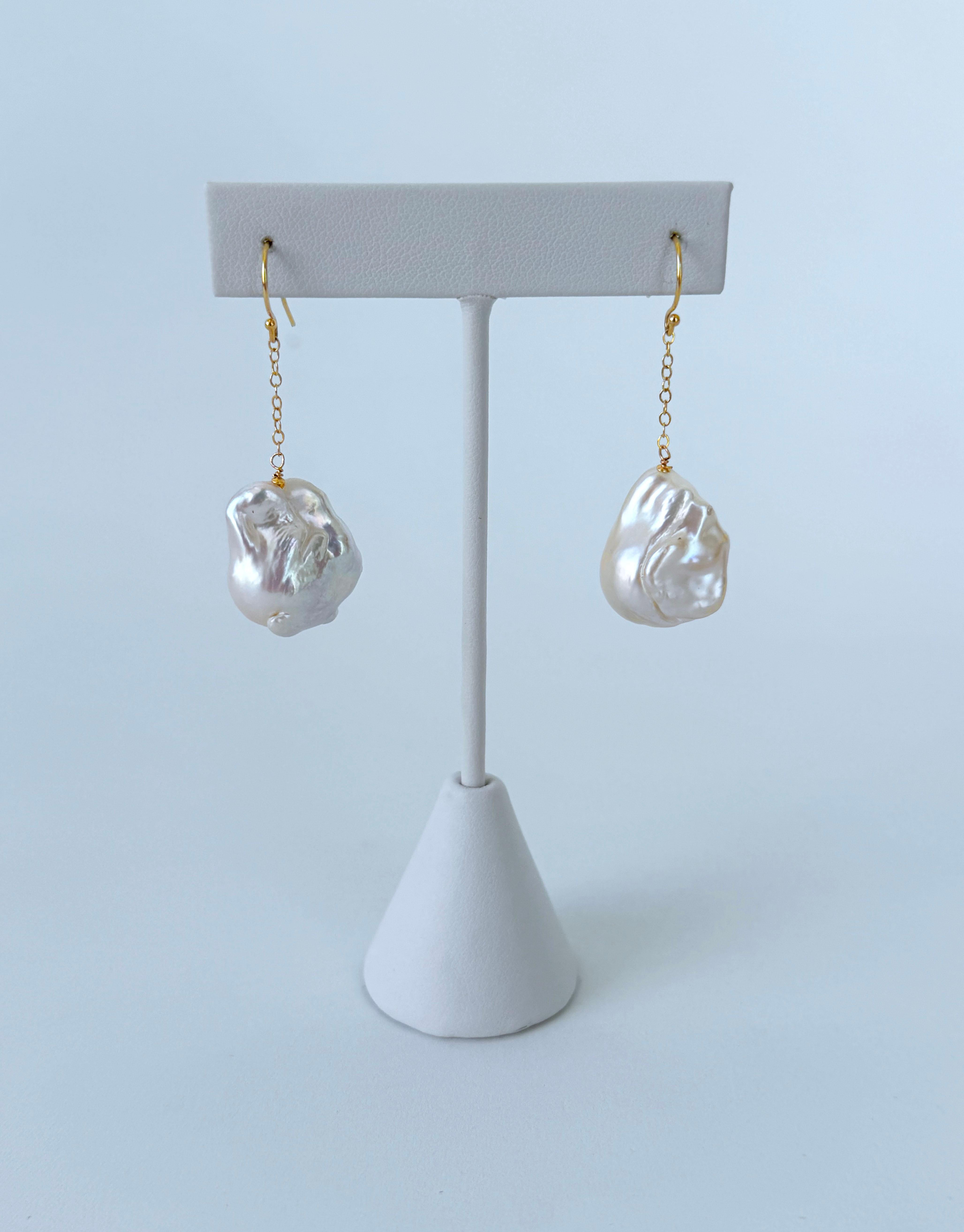 Baroque Pearl Dangle Earrings with Solid 14k Yellow Gold In New Condition For Sale In Los Angeles, CA