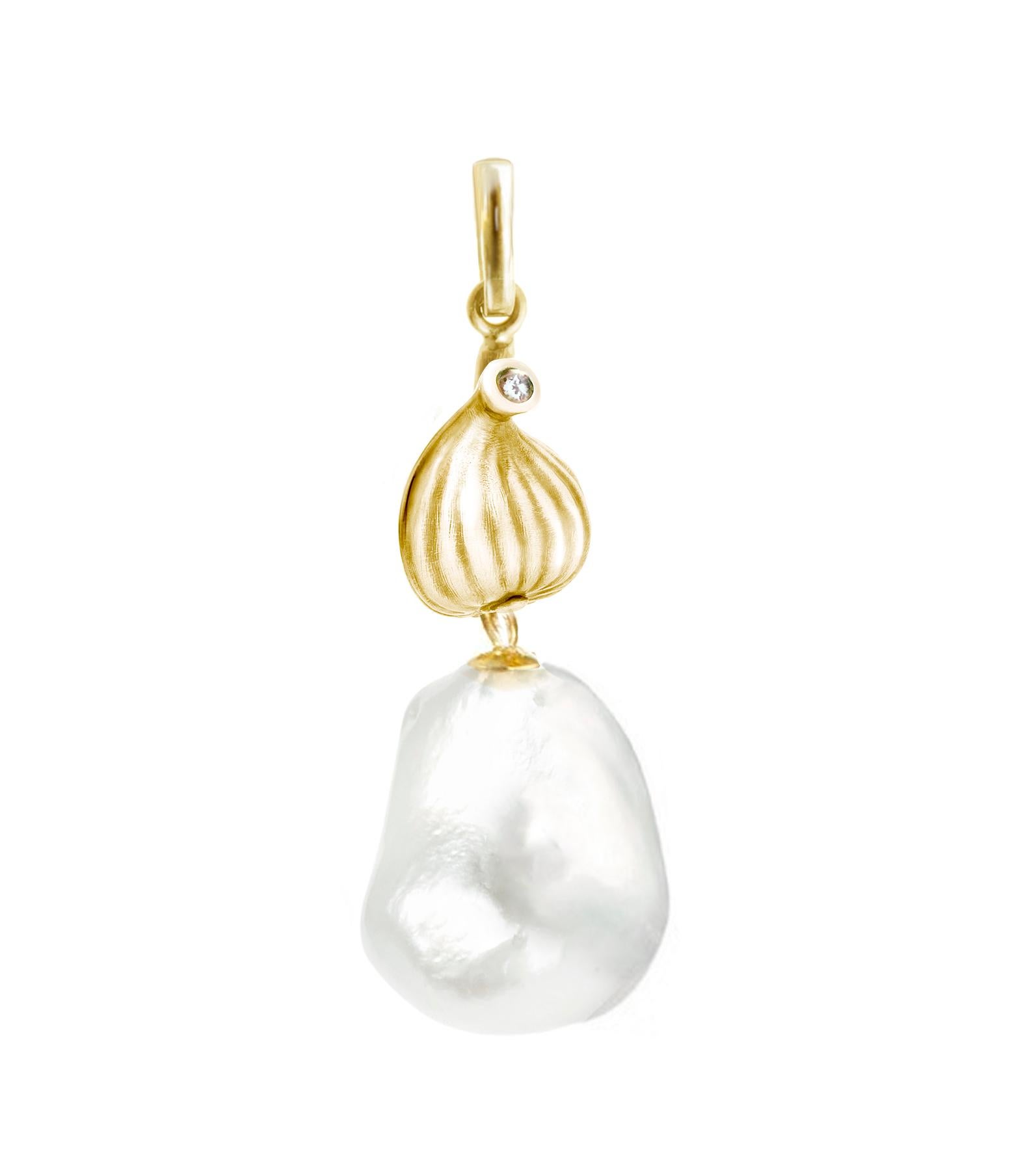 This 14 karat yellow gold pendant belongs to the Fig collection, which was showcased in Vogue UA review. It features a Tahitian baroque pearl and a round diamond, and has a contemporary designer style. We only use top-quality, natural diamonds that