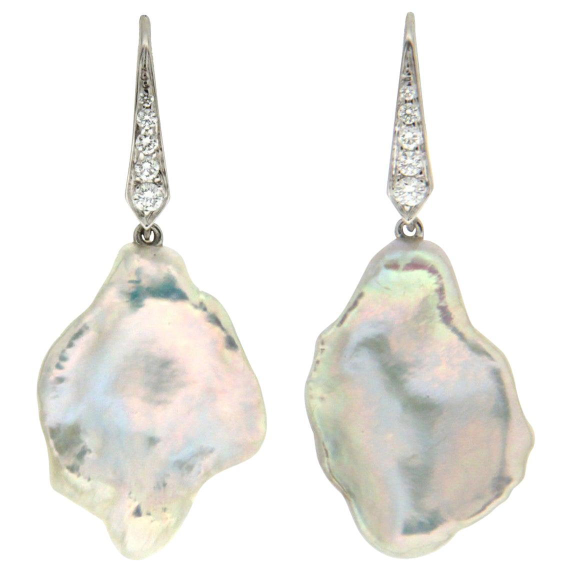 Klappbrisur-Ohrringe aus 18 Karat Weißgold mit weißer Perle und Diamant (Rundschliff) im Angebot