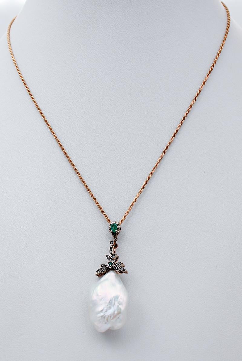 Beatiful retrò pendant necklace in 9 karat rose gold and silver structure mounted with an emerald in the upper part.In the middle part,leaves studded with diamonds and an emerald and a baroque pearl as pendant.
This pendant necklace is totally