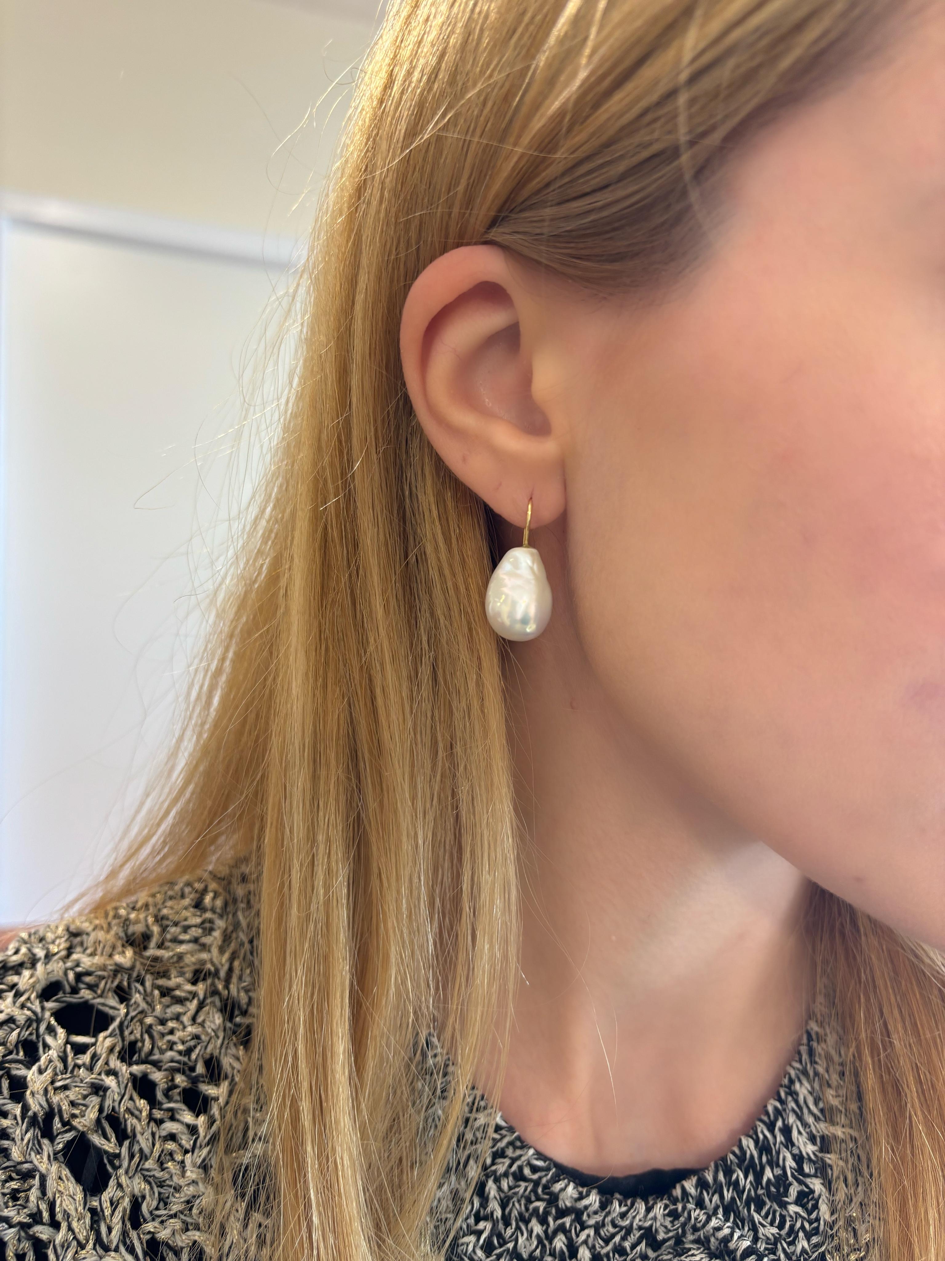 Drop Pearl Earrings with Baroque Pearls in 18K gold hook In New Condition In Nicosia, CY
