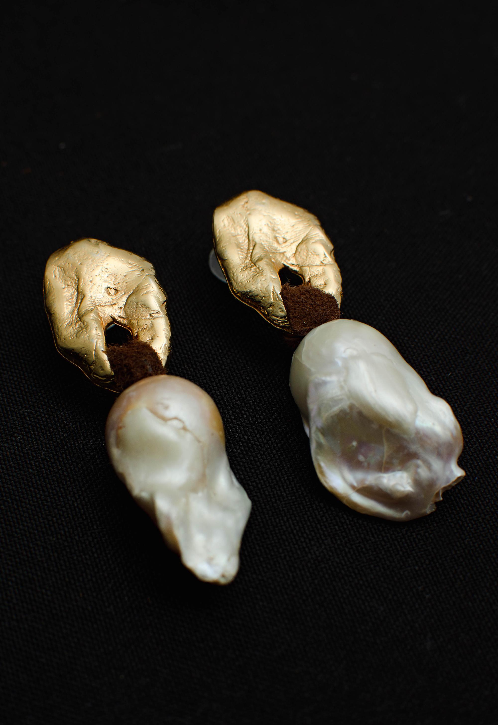 Baroque pearl earring with leather In New Condition For Sale In Lezica Melilla, UY