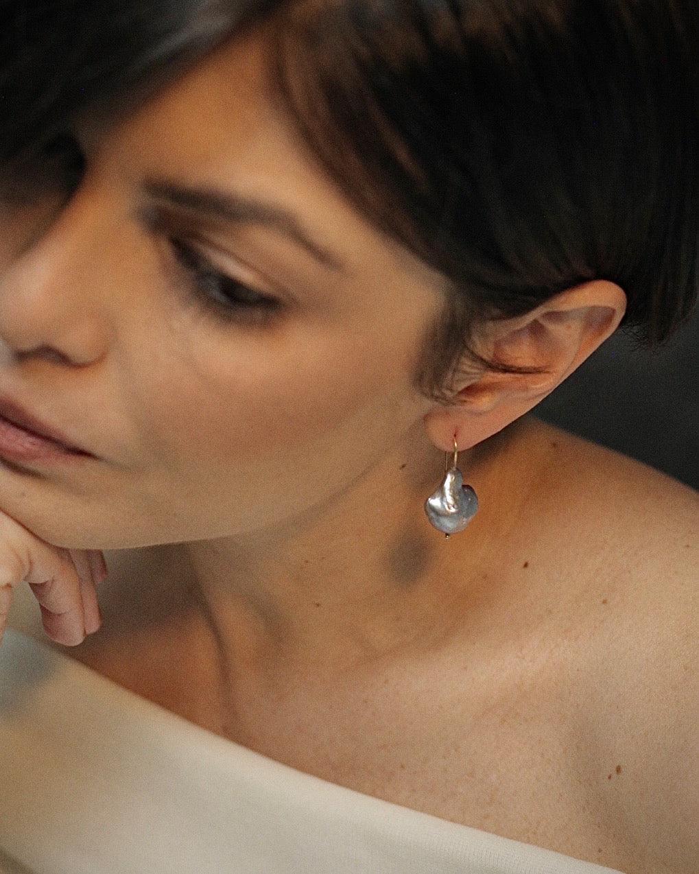 Baroque pearl earrings In New Condition For Sale In Toronto, Ontario