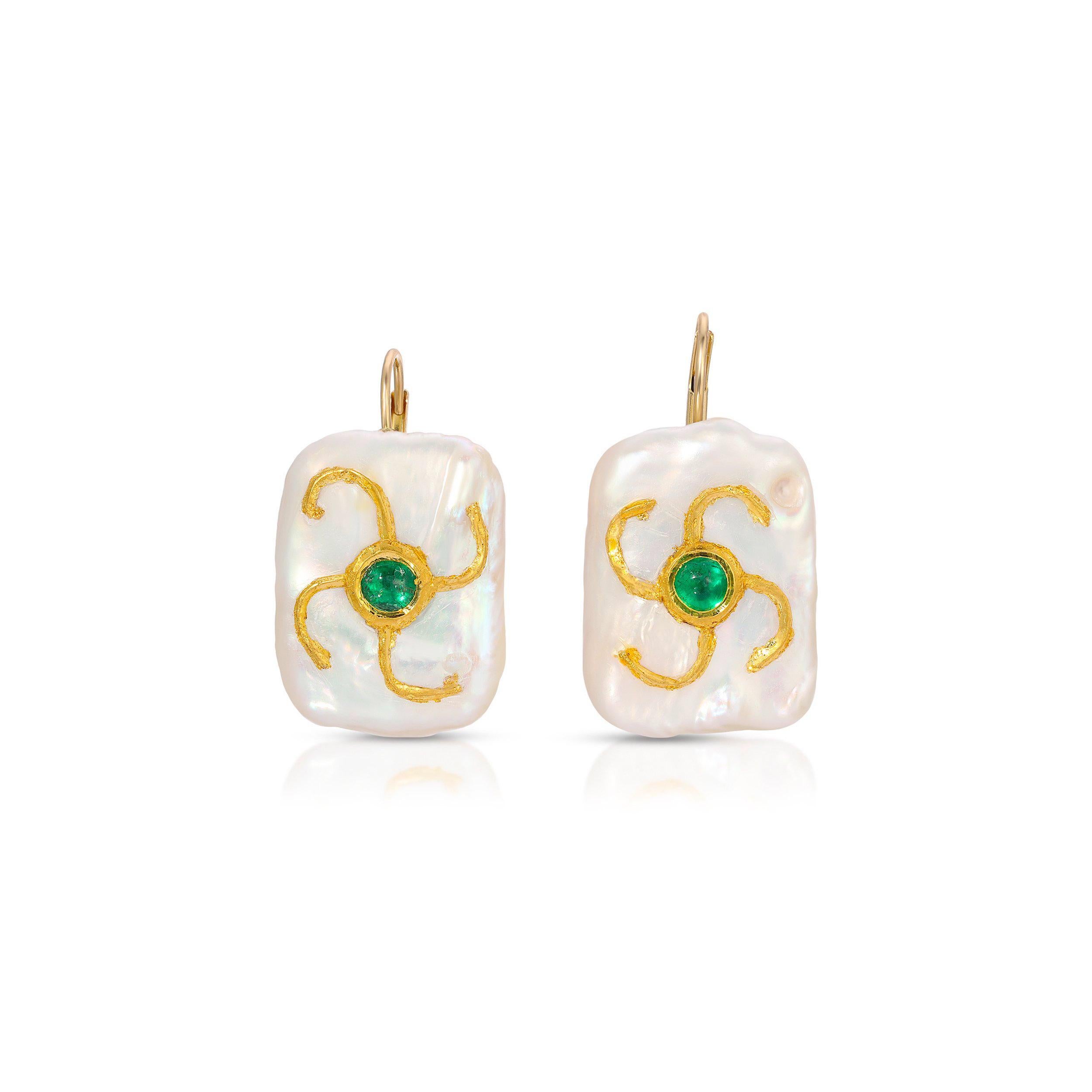 Des boucles d'oreilles lumineuses et allongées en forme de perles baroques serties d'émeraudes en or 22 carats... une interprétation moderne et unique du 