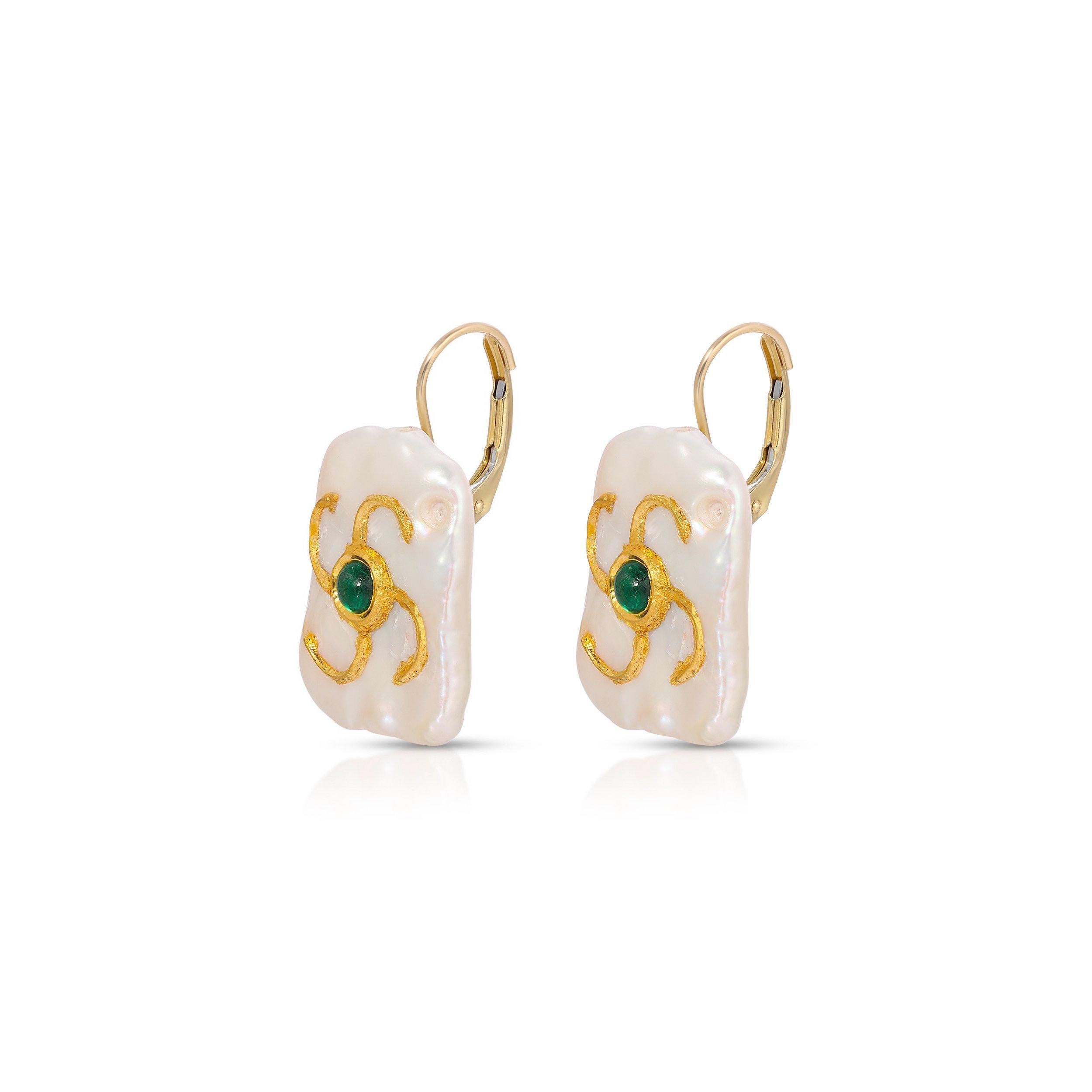 Contemporain Boucles d'oreilles pendantes carrées baroques en perles et émeraudes en vente