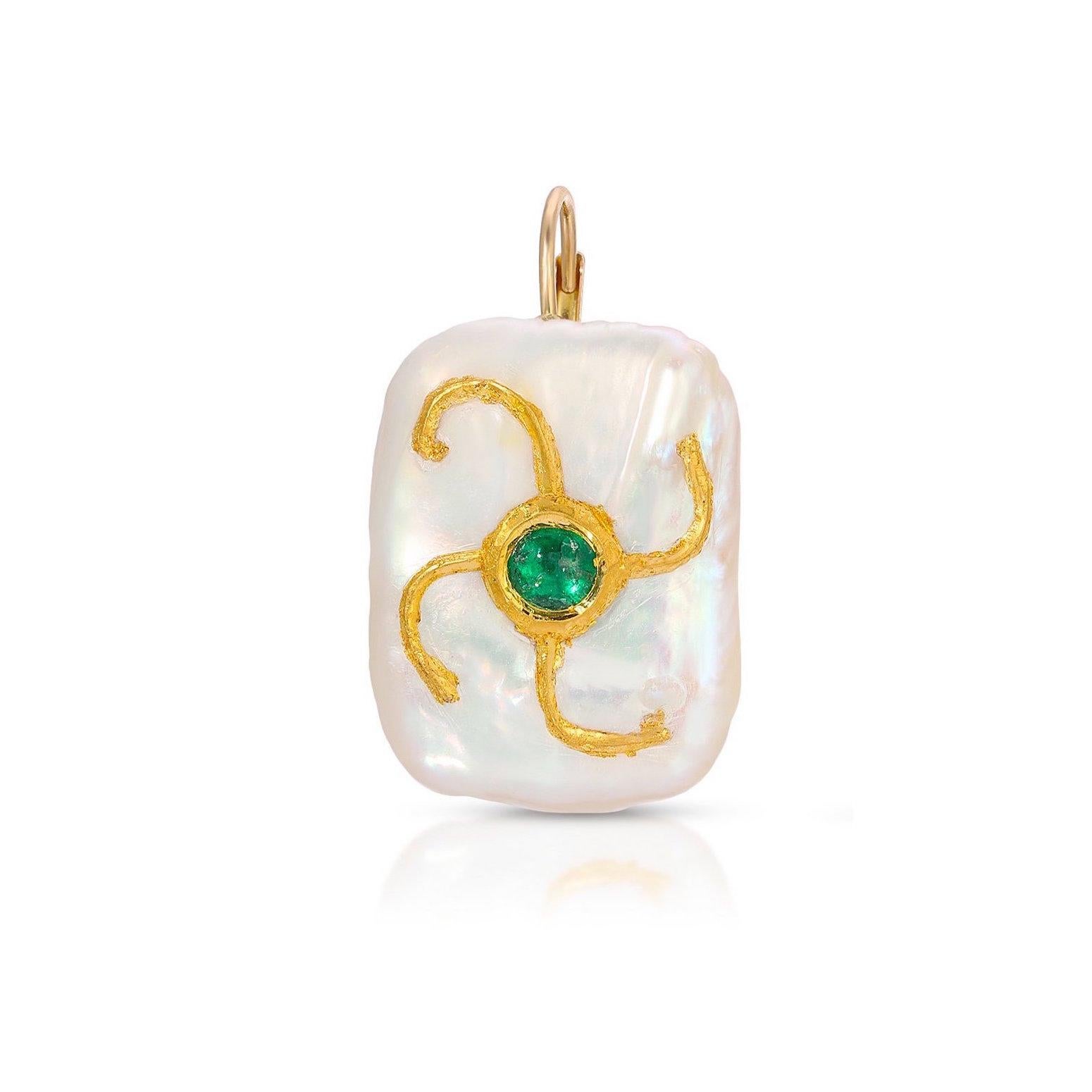 Taille mixte Boucles d'oreilles pendantes carrées baroques en perles et émeraudes en vente