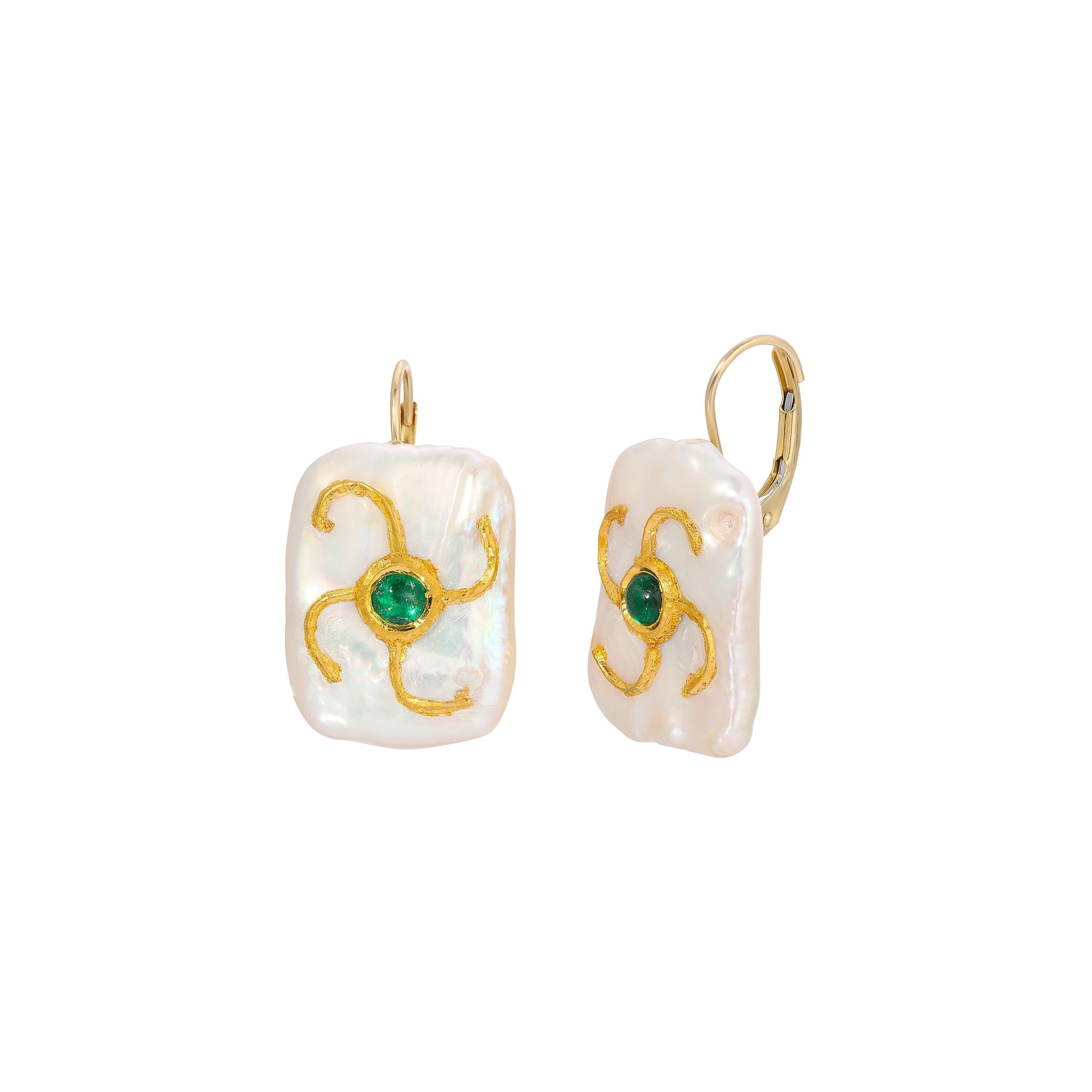 Boucles d'oreilles pendantes carrées baroques en perles et émeraudes en vente