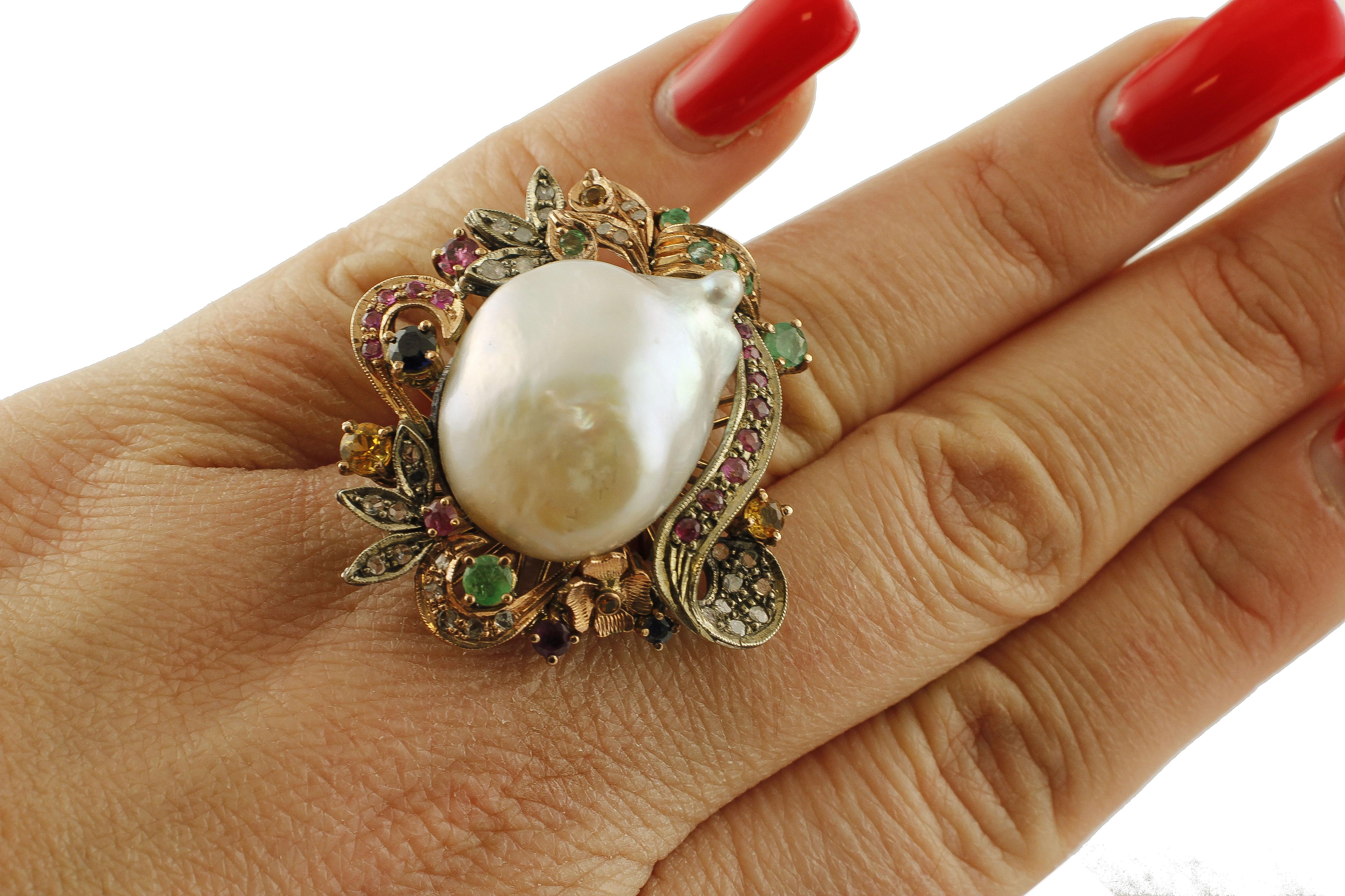 Baroque Pearl, Emeralds, Rubies, Sapphires, 9 Karat Gold and Silver Retro Ring In Good Condition In Marcianise, Marcianise (CE)