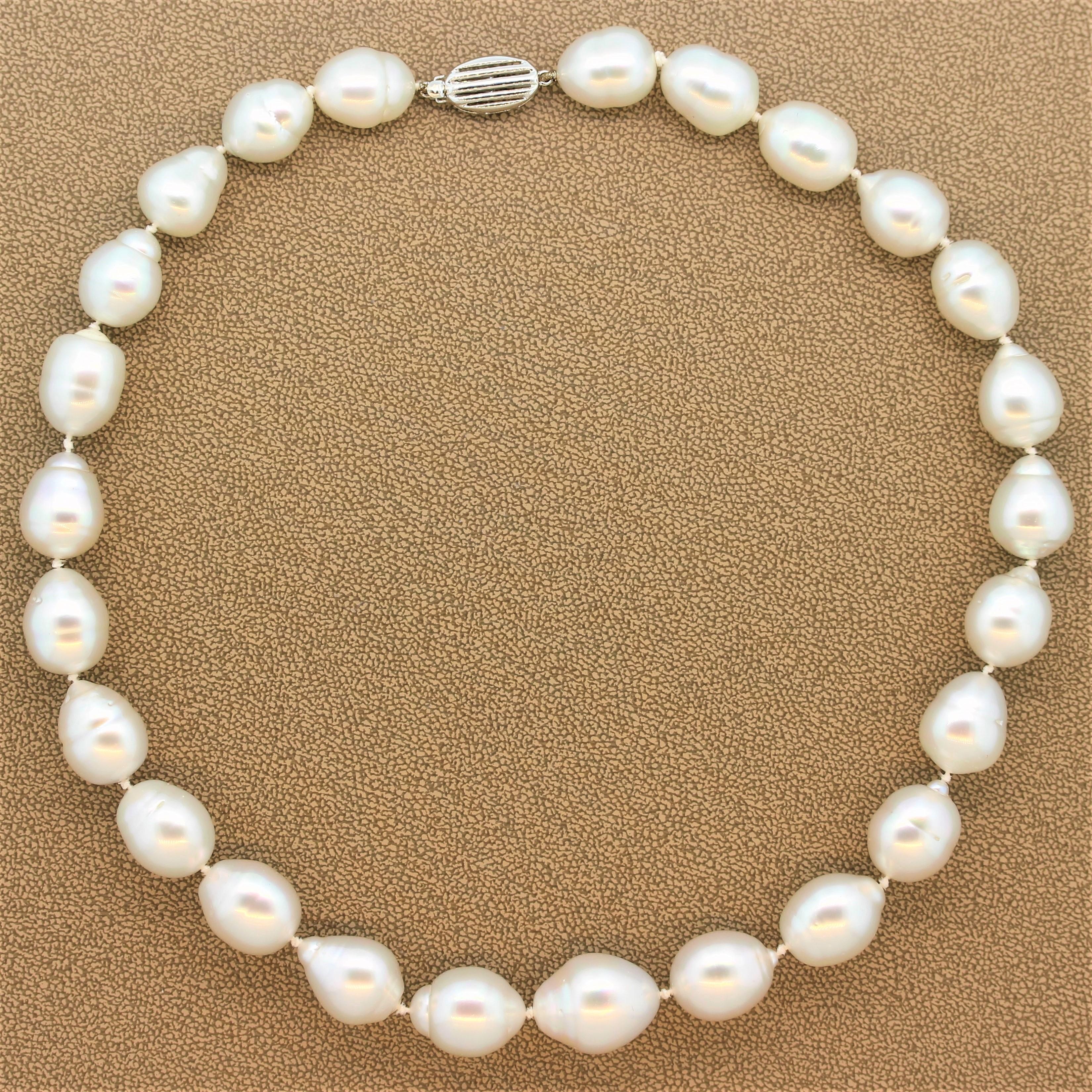 Dieses einsträngige Collier zeichnet sich durch seine atypischen, glänzenden Barockperlen aus. Die Größe der Perlen variiert von 14,99 mm bis 12,00 mm. Die schillernde Perlenkette hat einen sicheren Verschluss aus 14 Karat Weißgold.

Länge der