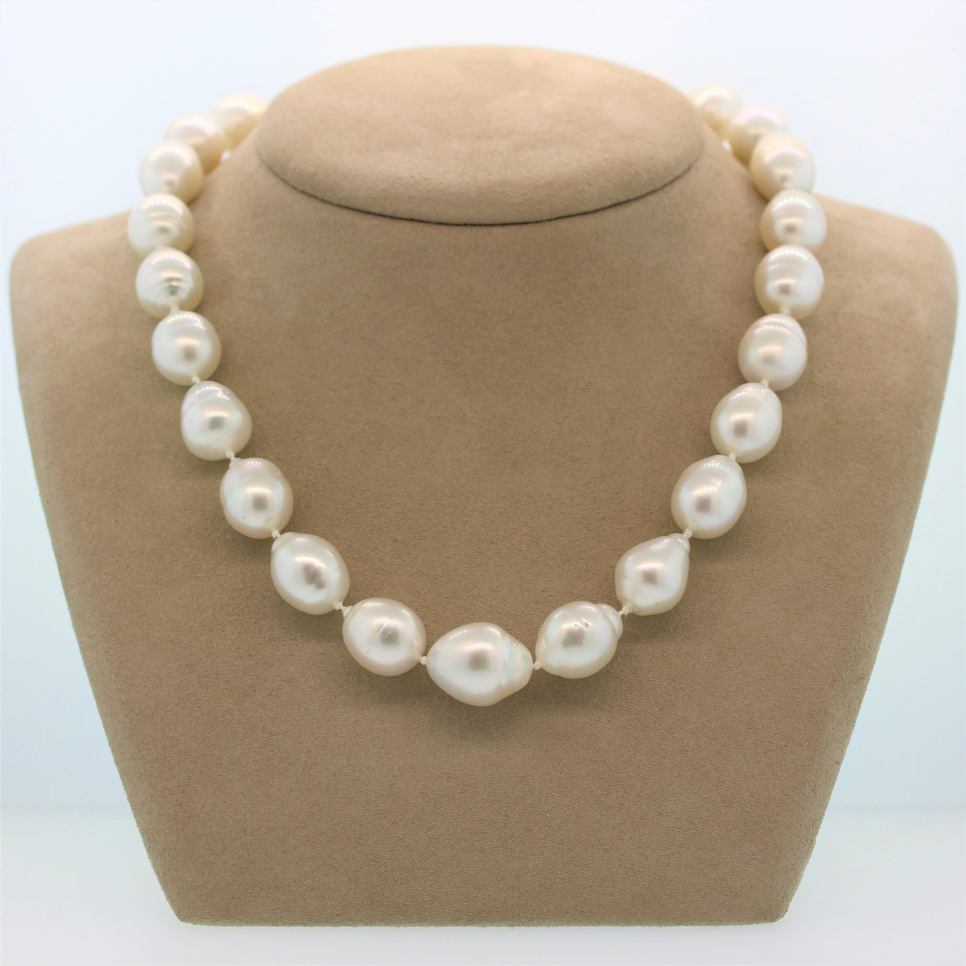 Baroque Pearl Gold Necklace In New Condition For Sale In Beverly Hills, CA