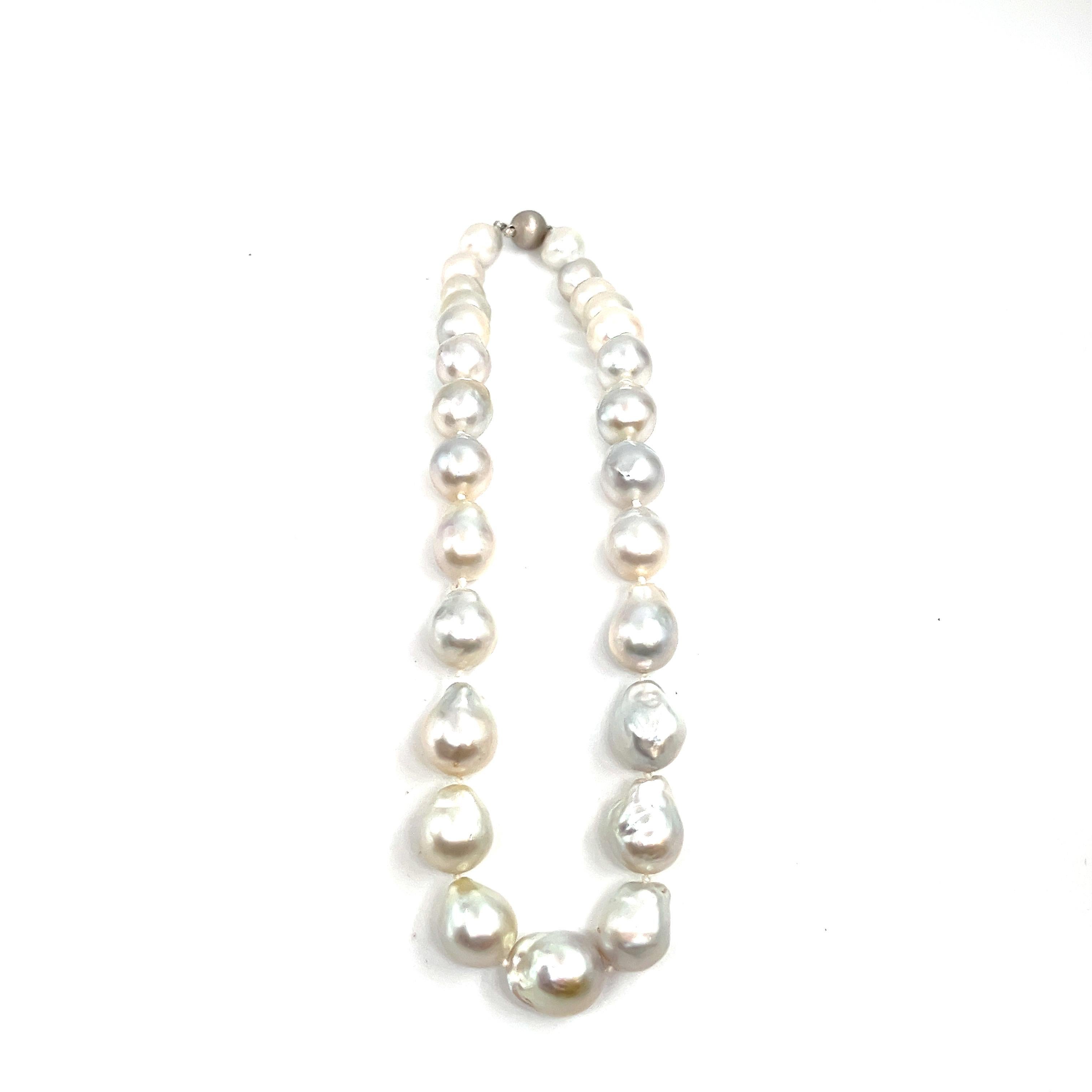 This beautiful Baroque pearl necklace features pearls that are 12 mm to 15 mm thick. A gorgeous addition to any wardrobe. 