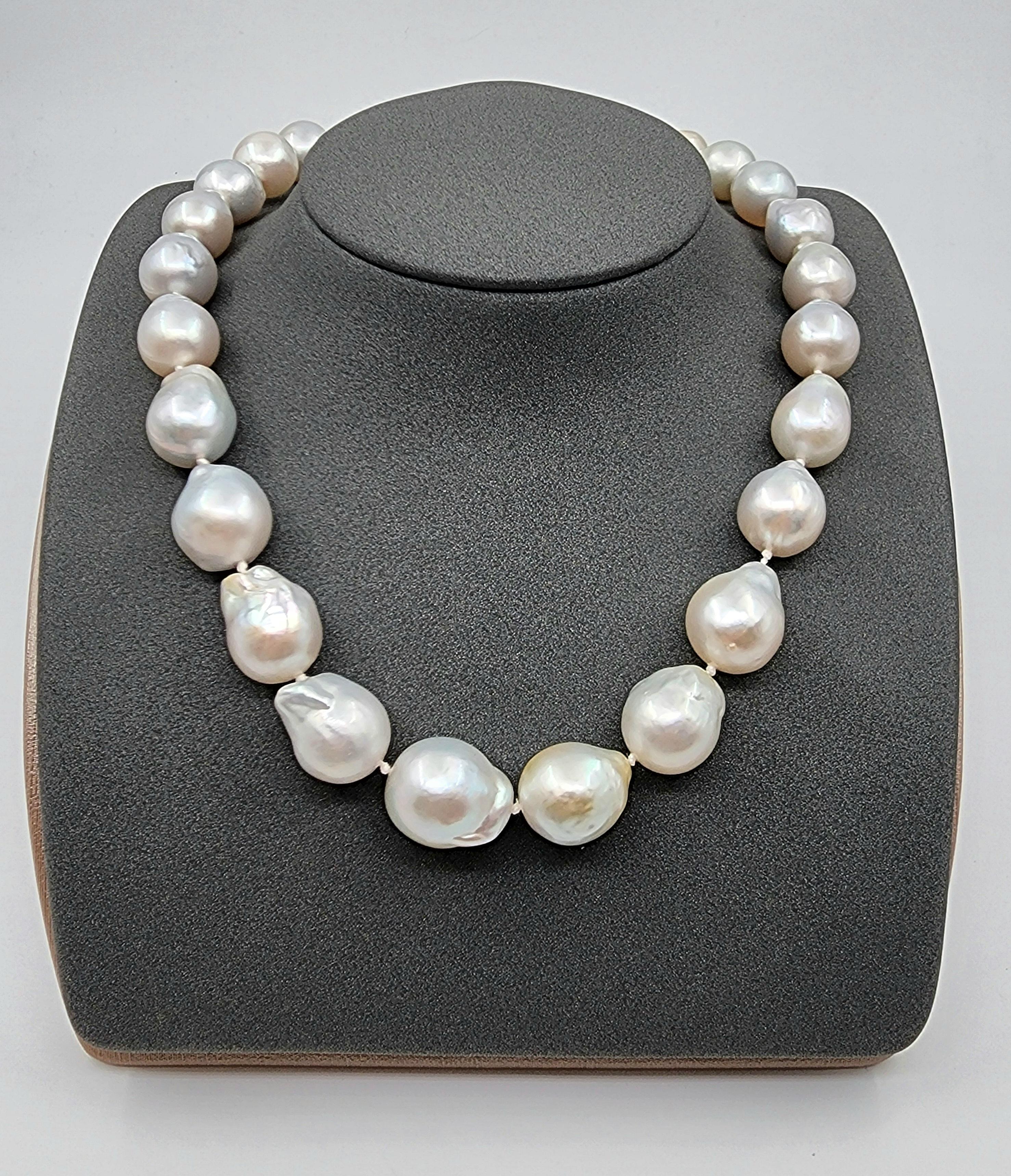 Ce magnifique collier de perles baroques est composé de perles d'une épaisseur de 12 à 15 mm. Une magnifique addition à toute garde-robe. 