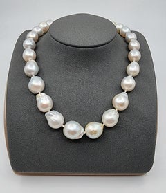 Elegante collana di perle barocche