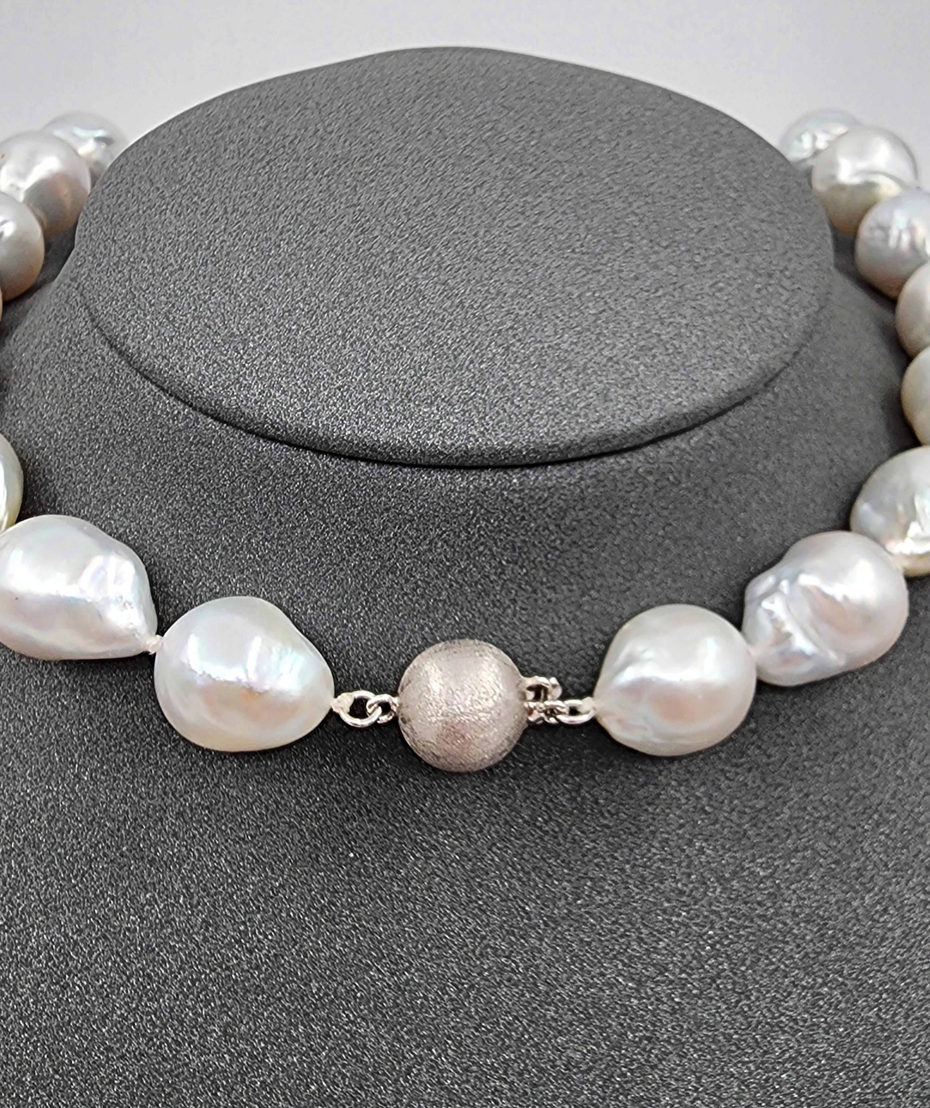 Collier perles baroques Neuf - En vente à Chicago, IL