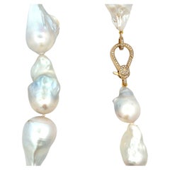 Collier de perles de style baroque avec un fermoir en or 14 carats orné d'un diamant double face de 0,50 carat