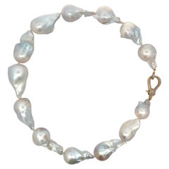Collier de perles de style baroque avec un fermoir en or 14 carats orné d'un diamant double face de 0,50 carat