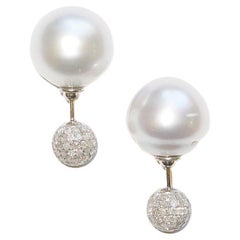 Boucles d'oreilles en or et argent 18 carats avec perles des mers du Sud et diamants pavés