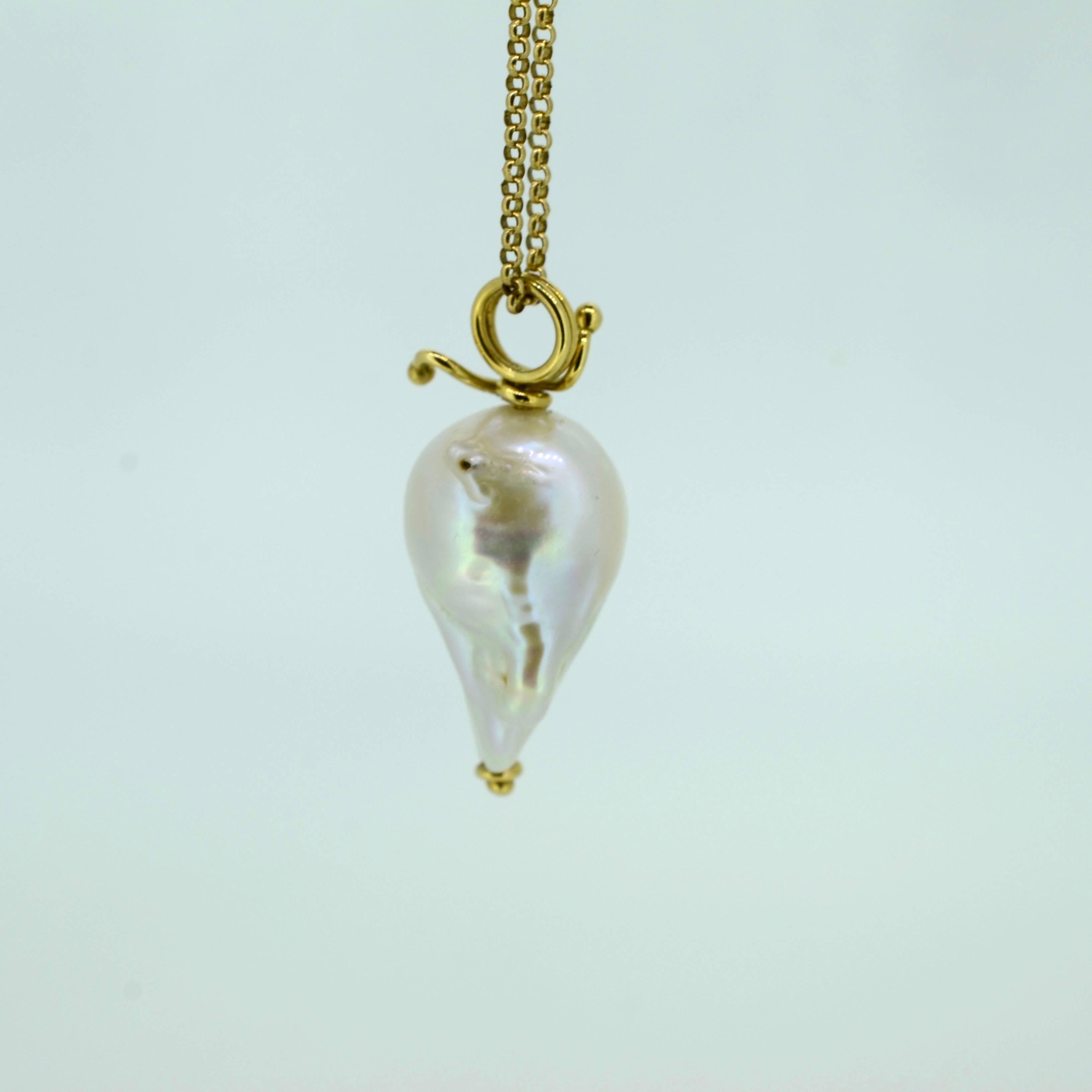 
Baroque pearl pendant;   18 kt yellow gold chain and 18