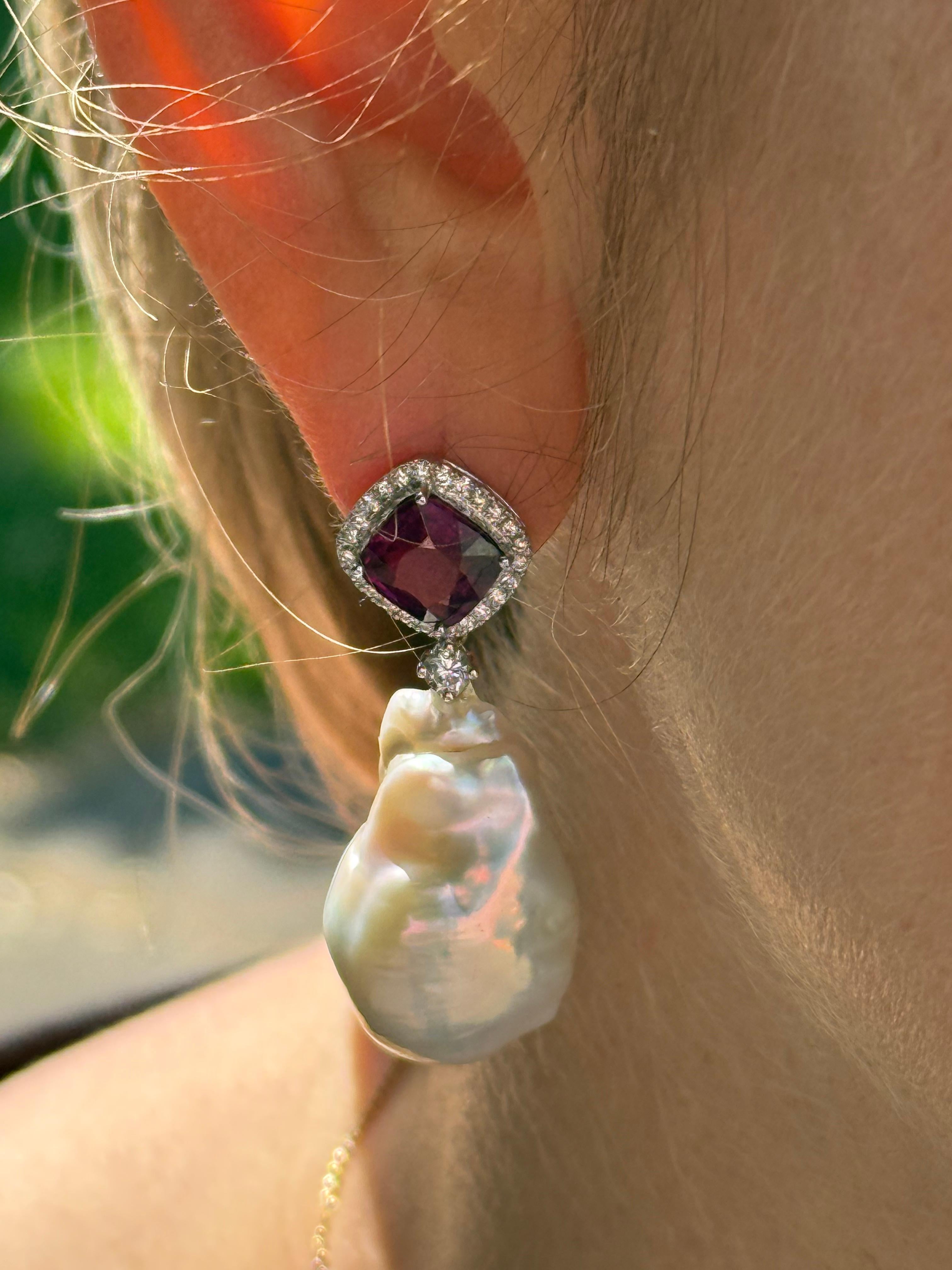 Pendientes Gota de Perla Barroca y Granate Rojo con Halo en Oro de 18 K en venta 5