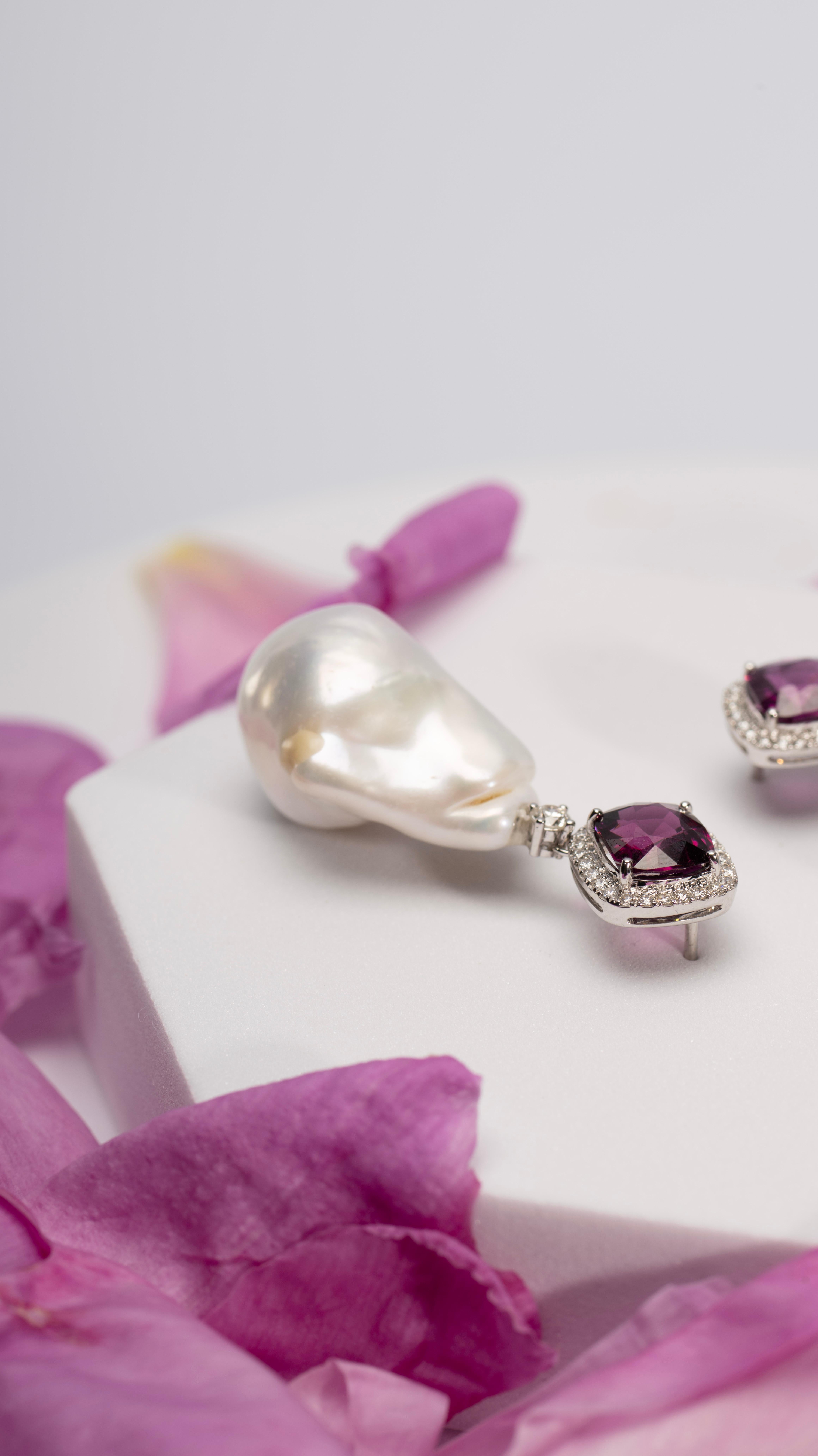 Pendientes Gota de Perla Barroca y Granate Rojo con Halo en Oro de 18 K Corte cojín en venta