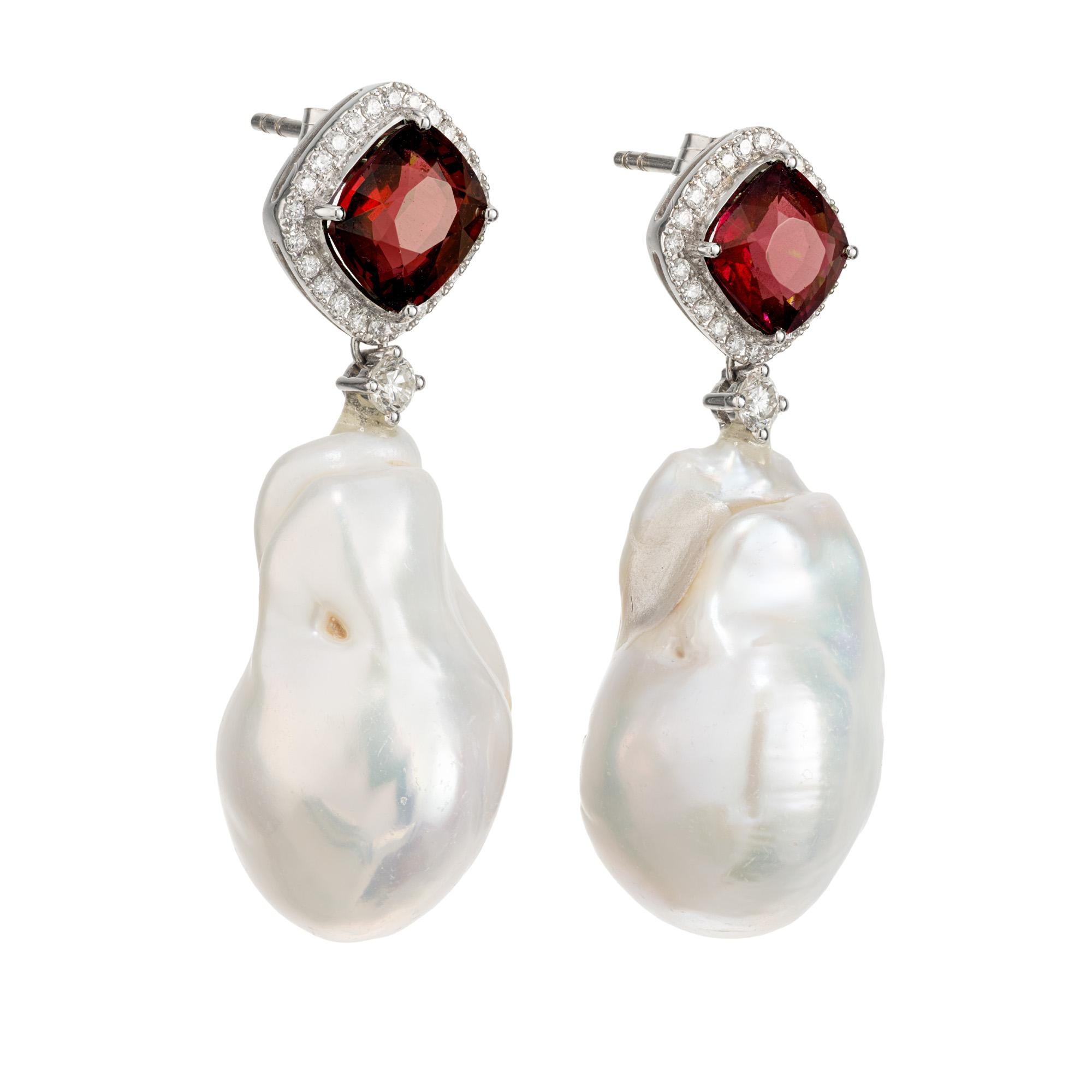 Taglio cuscino Orecchini a goccia con perle barocche e granato rosso in oro 18K in vendita
