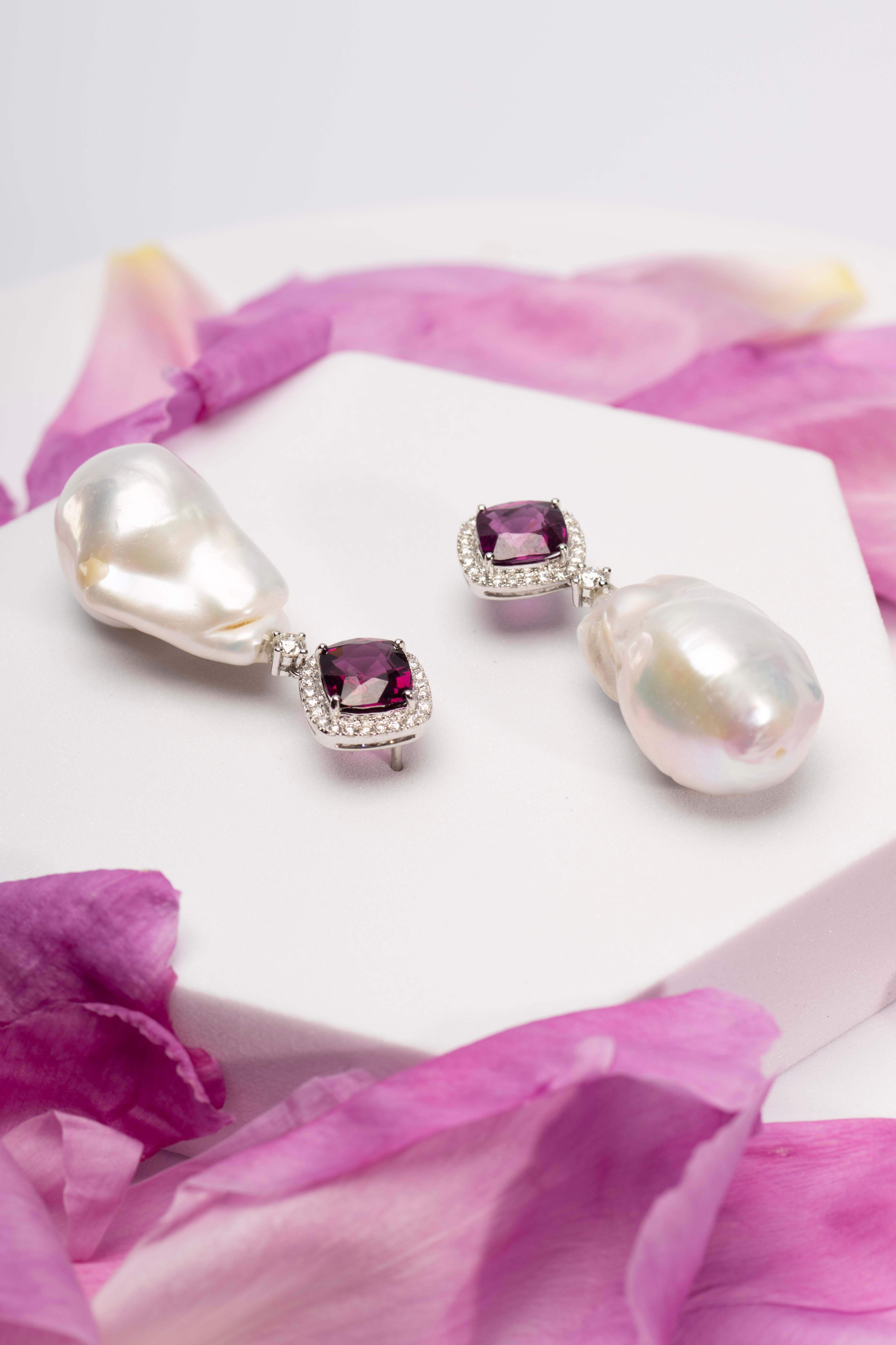 Pendientes Gota de Perla Barroca y Granate Rojo con Halo en Oro de 18 K en Nuevo estado para la venta en Westport, CT