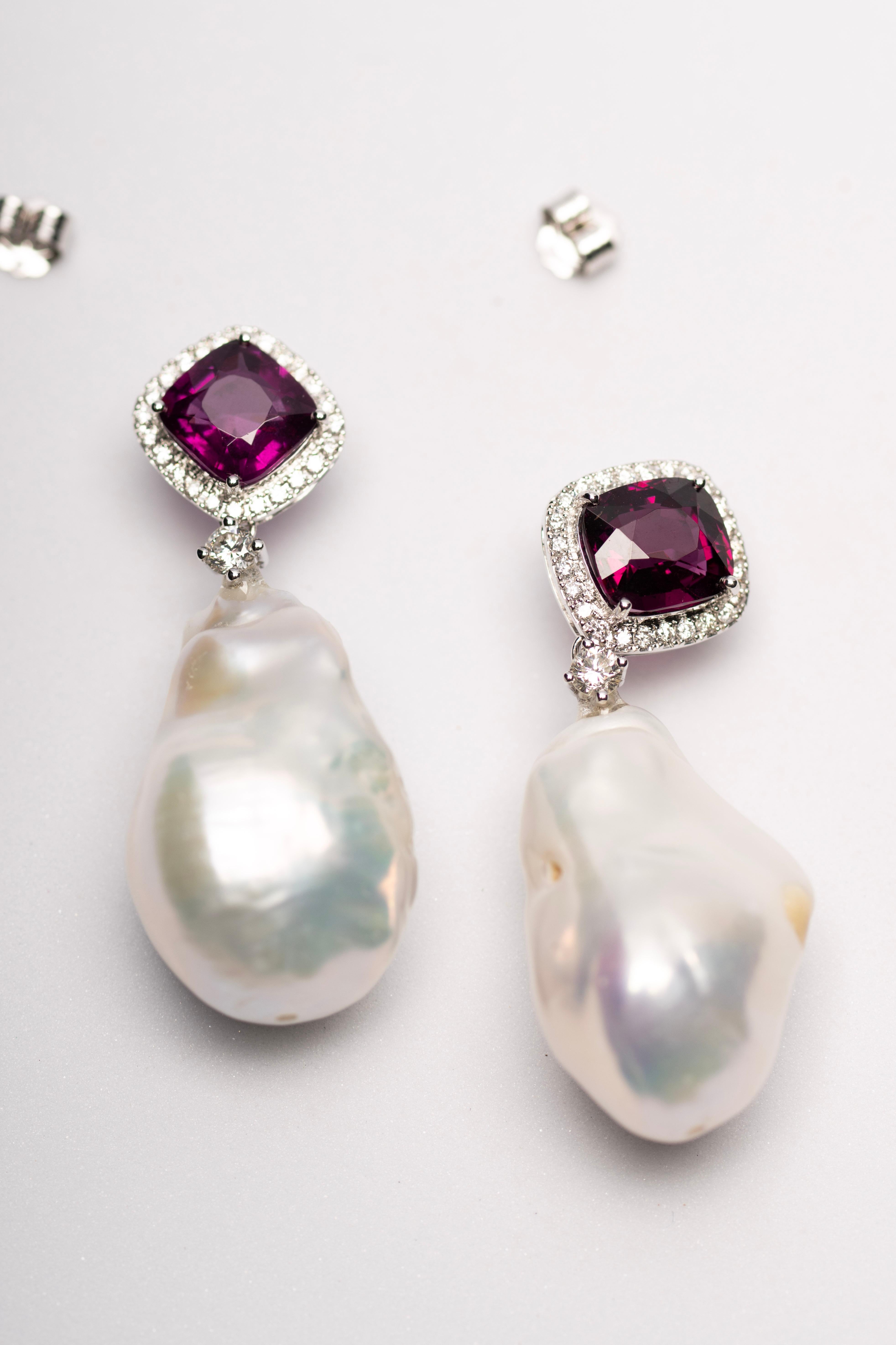 Femenino o masculino Pendientes Gota de Perla Barroca y Granate Rojo con Halo en Oro de 18 K en venta