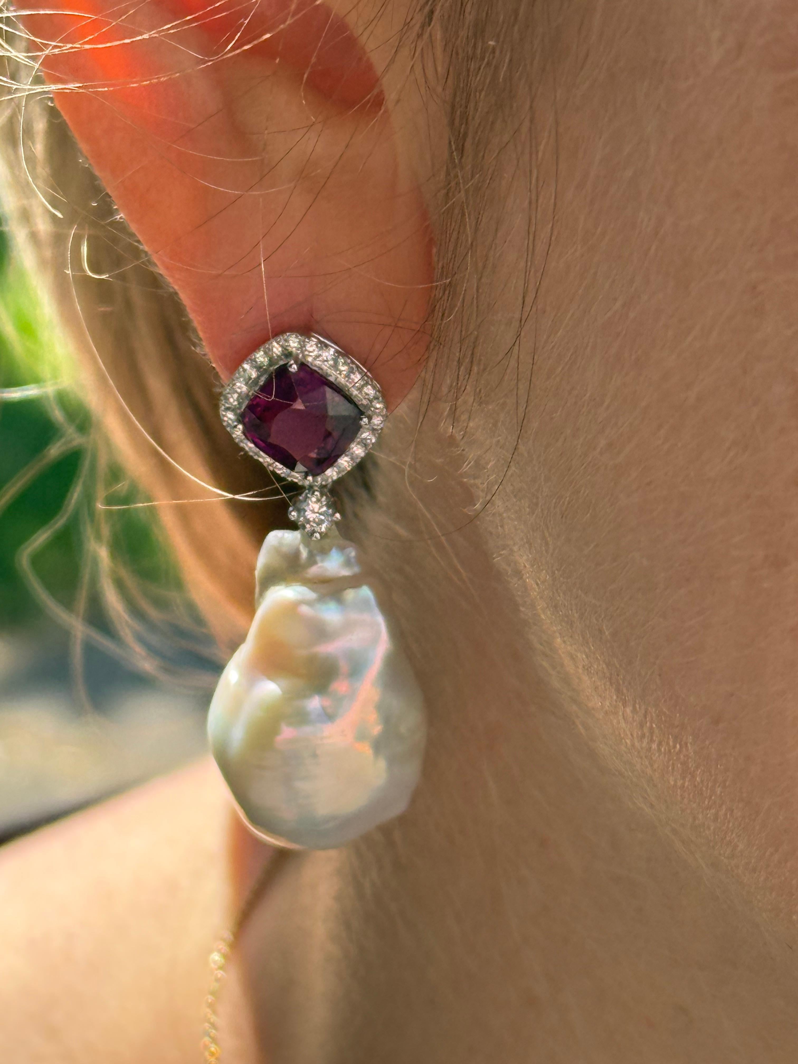 Pendientes Gota de Perla Barroca y Granate Rojo con Halo en Oro de 18 K en venta 4
