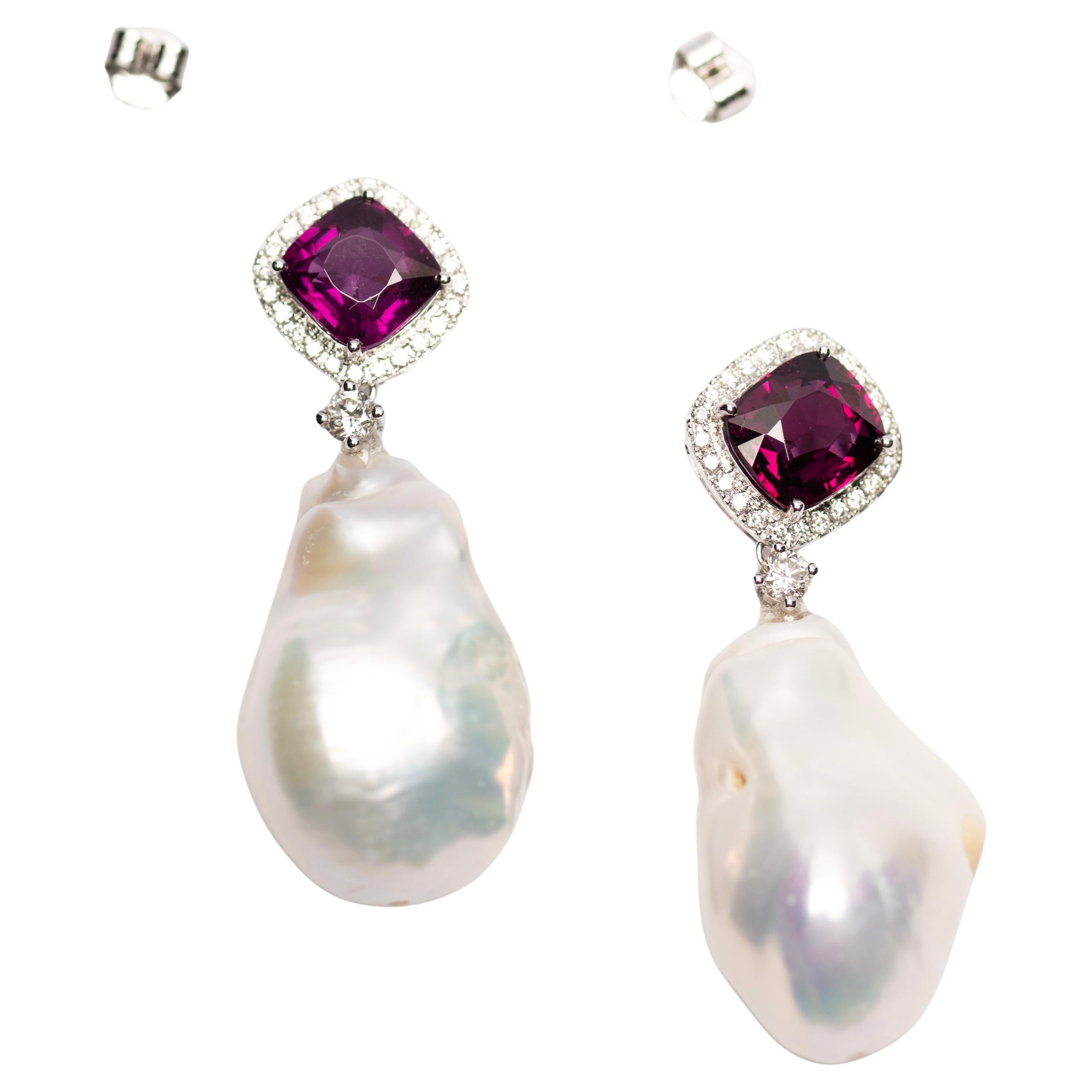 Pendientes Gota de Perla Barroca y Granate Rojo con Halo en Oro de 18 K